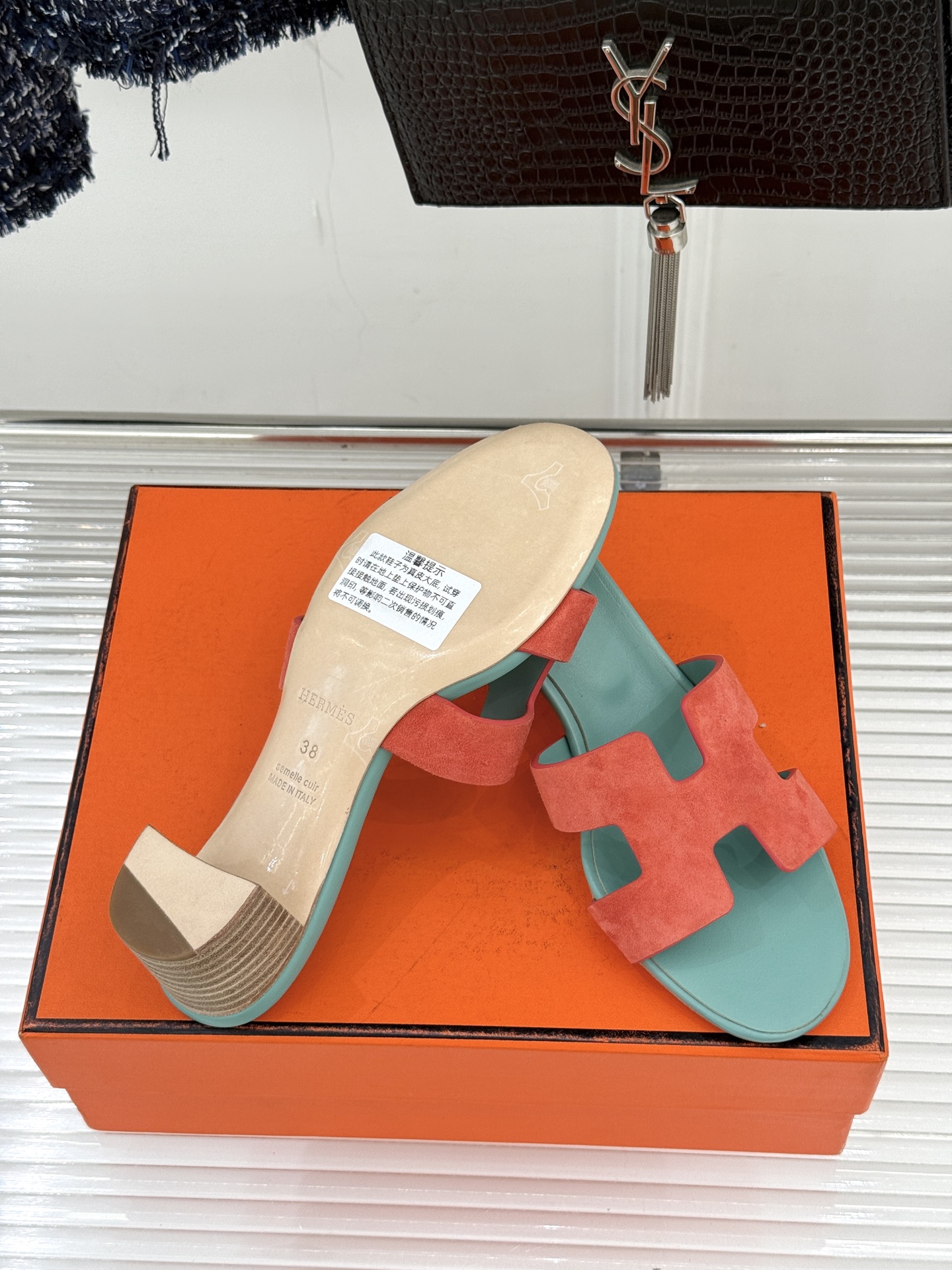 （配原版飞机盒）Hermès/爱马仕万年经典平底粗跟H拖将简约美学与极致工艺完美融合。粗跟设计 赋予你恰