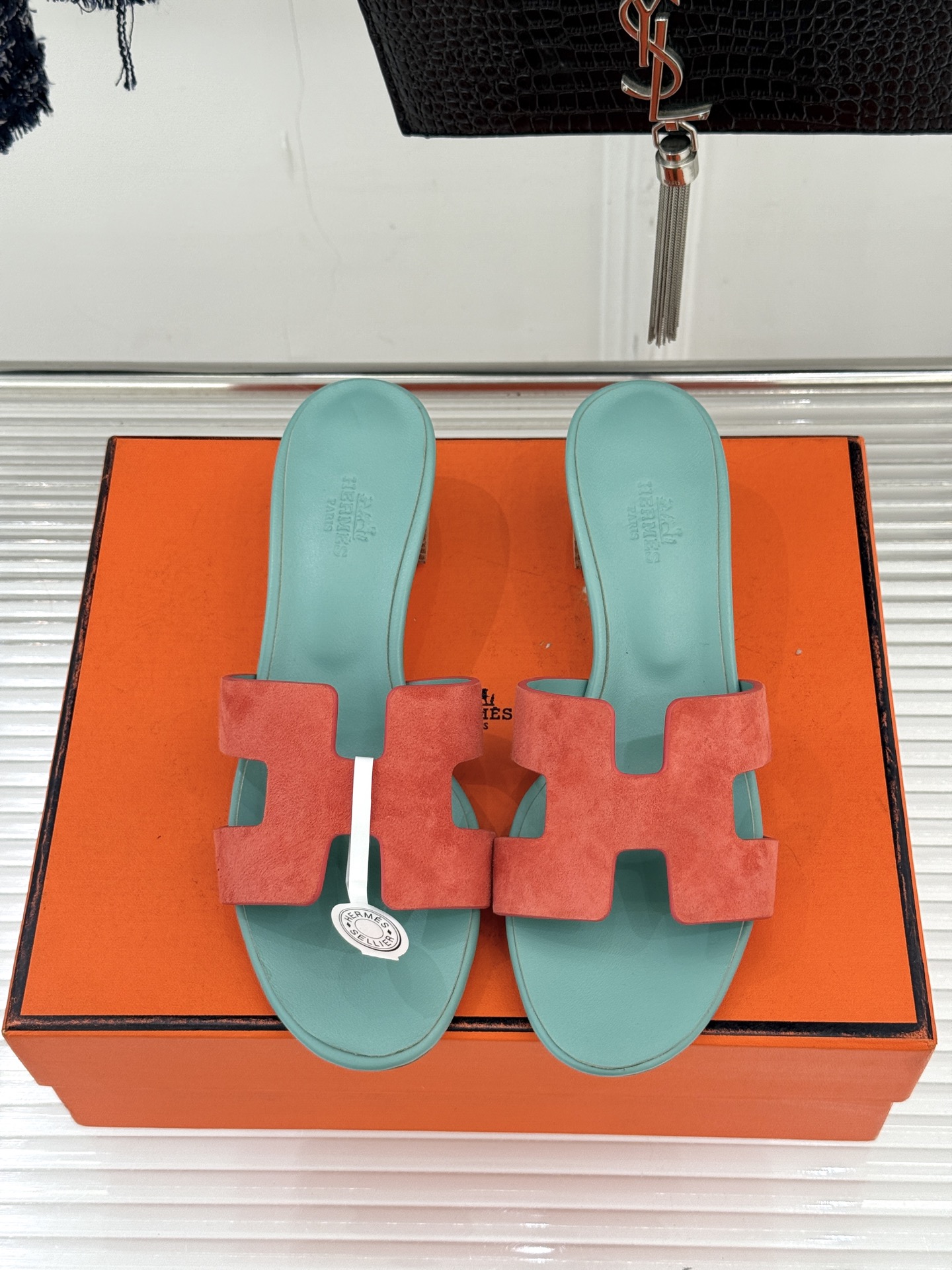 （配原版飞机盒）Hermès/爱马仕万年经典平底粗跟H拖将简约美学与极致工艺完美融合。粗跟设计 赋予你恰