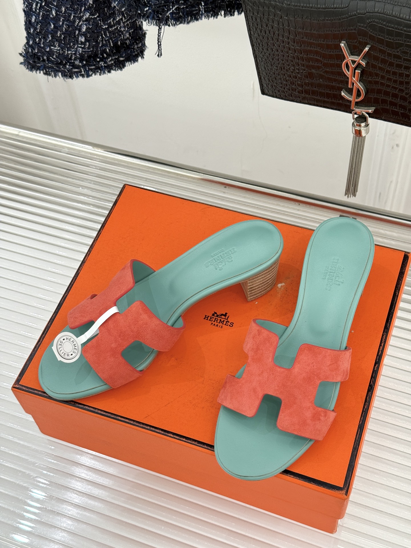 （配原版飞机盒）Hermès/爱马仕万年经典平底粗跟H拖将简约美学与极致工艺完美融合。粗跟设计 赋予你恰