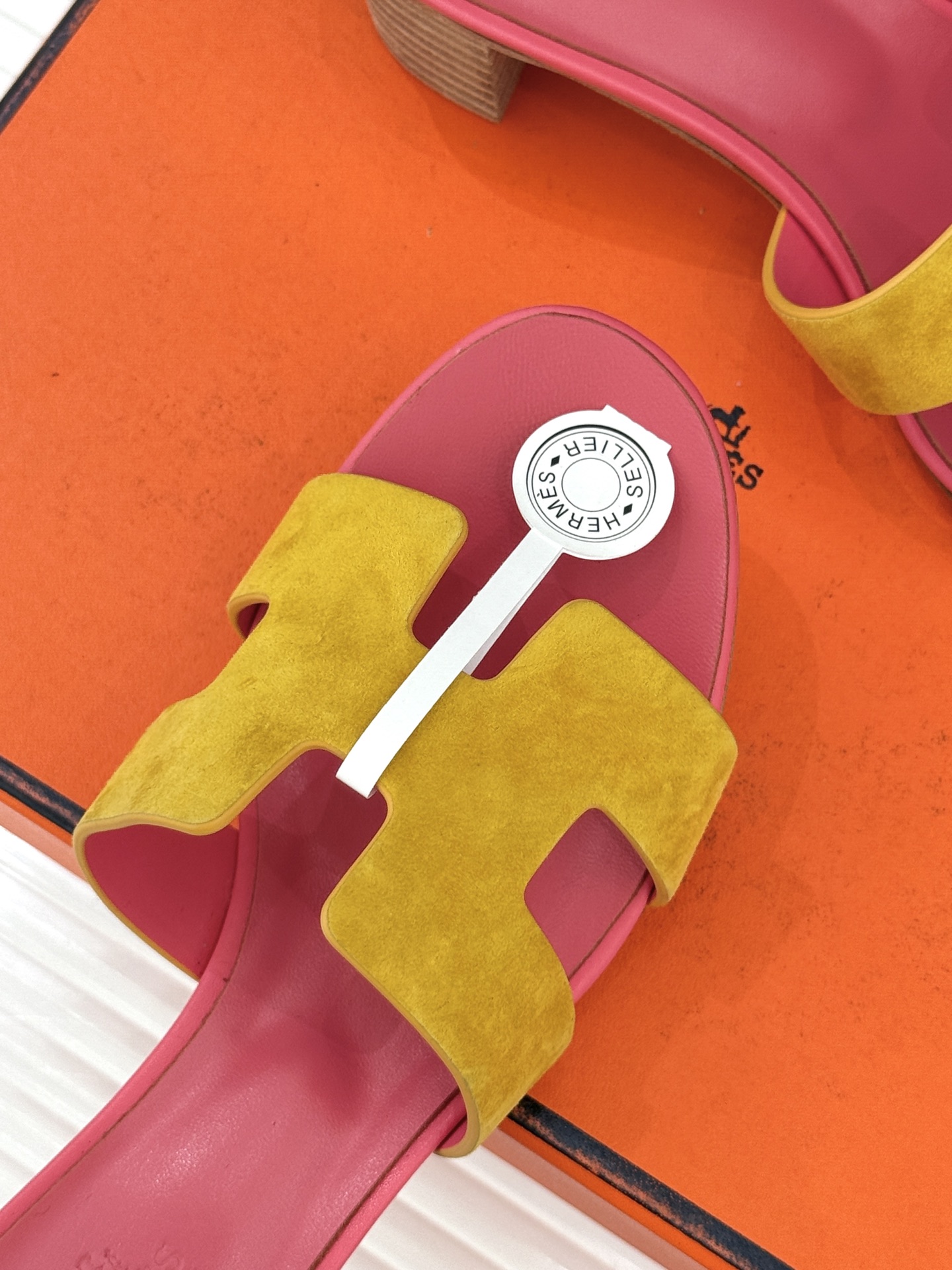 （配原版飞机盒）Hermès/爱马仕万年经典平底粗跟H拖将简约美学与极致工艺完美融合。粗跟设计 赋予你恰