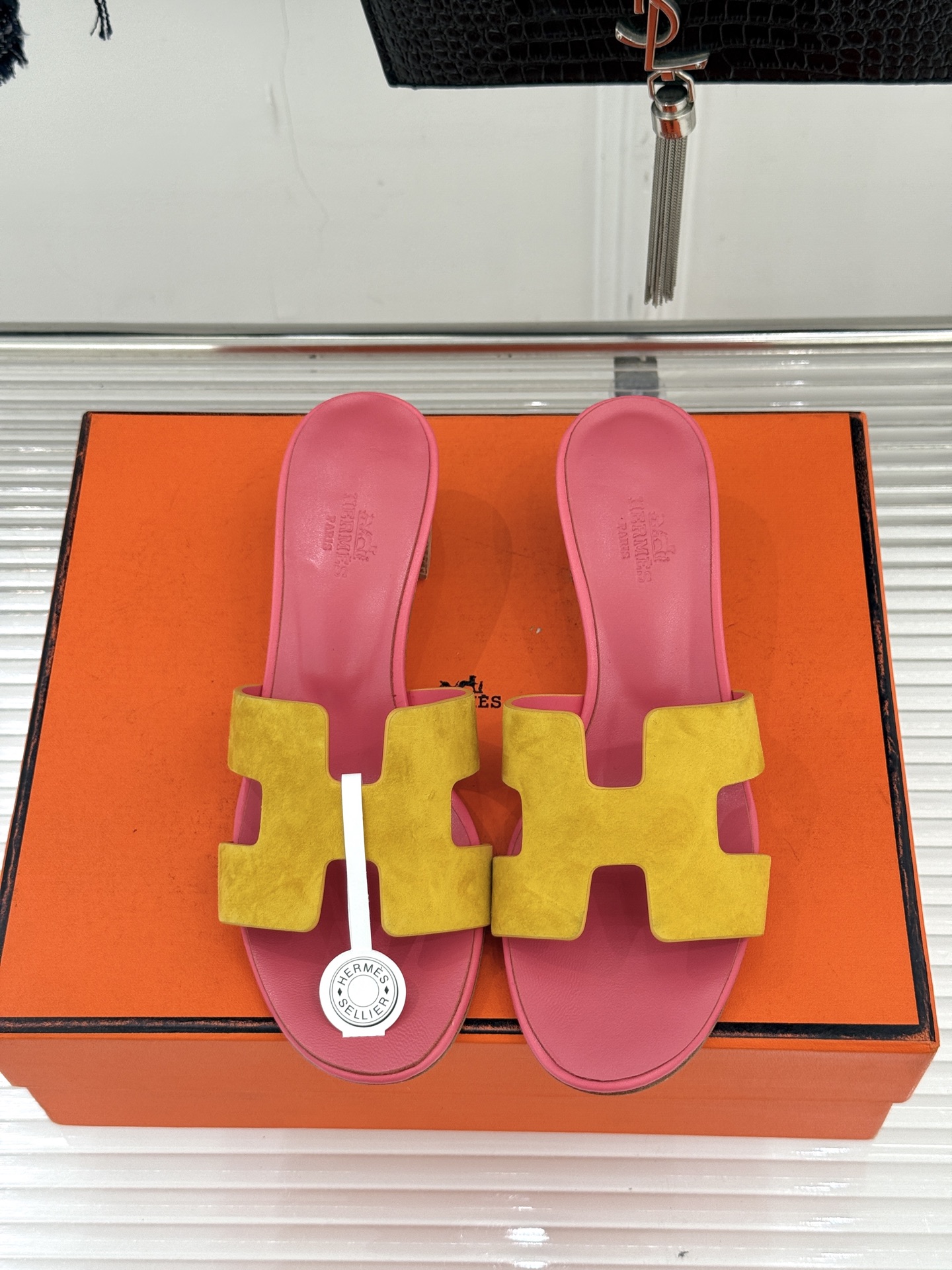 （配原版飞机盒）Hermès/爱马仕万年经典平底粗跟H拖将简约美学与极致工艺完美融合。粗跟设计 赋予你恰