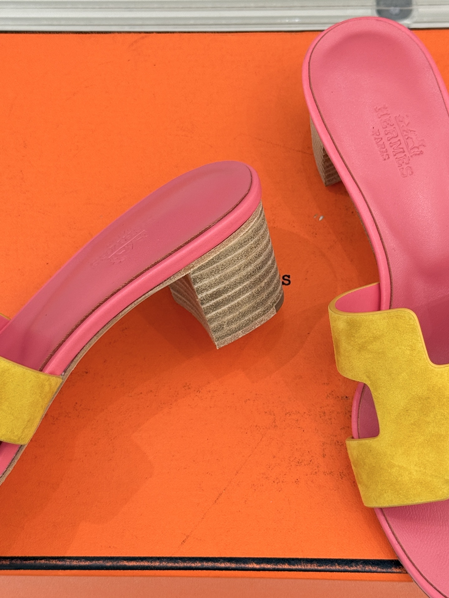 （配原版飞机盒）Hermès/爱马仕万年经典平底粗跟H拖将简约美学与极致工艺完美融合。粗跟设计 赋予你恰