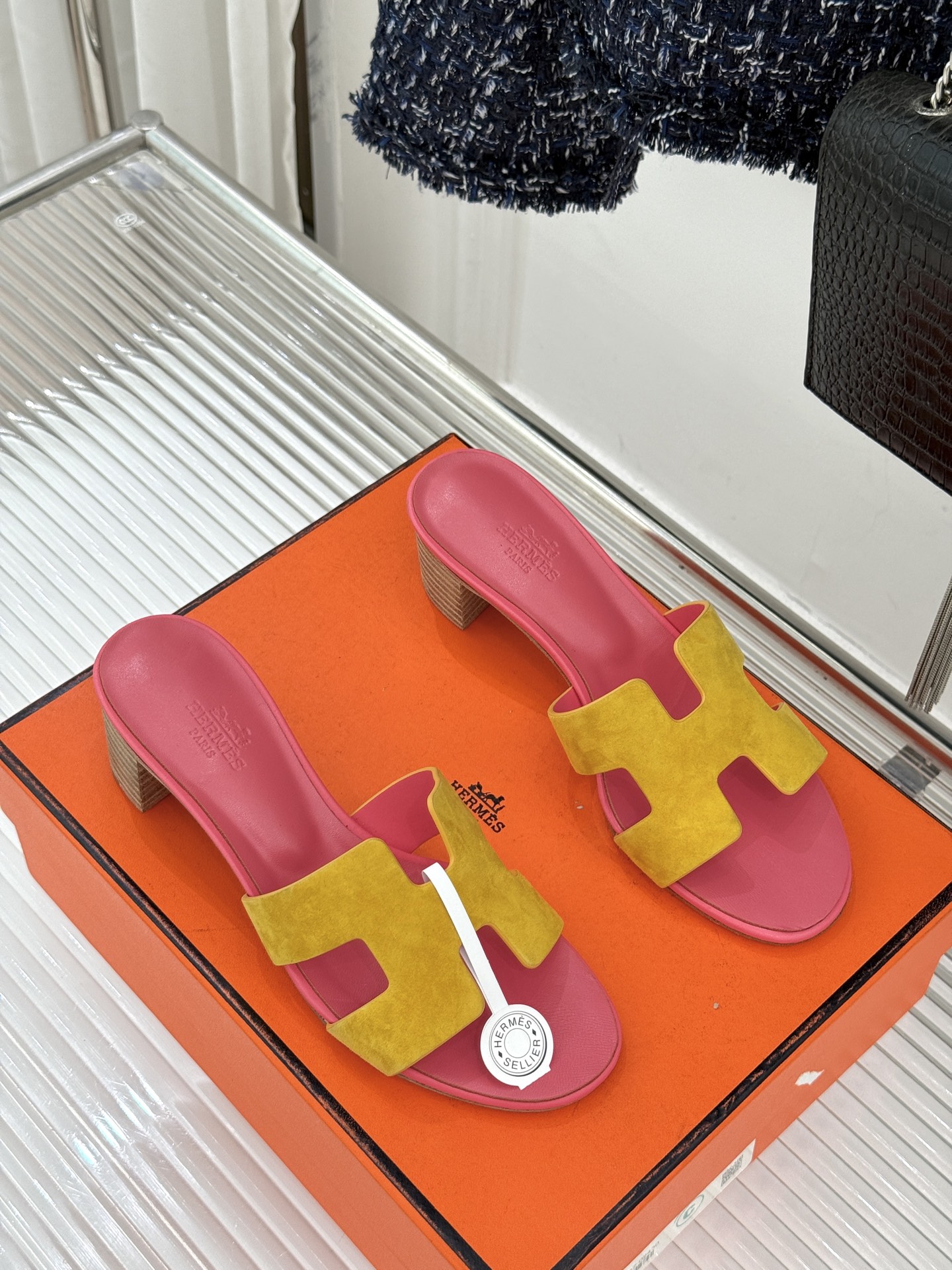 （配原版飞机盒）Hermès/爱马仕万年经典平底粗跟H拖将简约美学与极致工艺完美融合。粗跟设计 赋予你恰