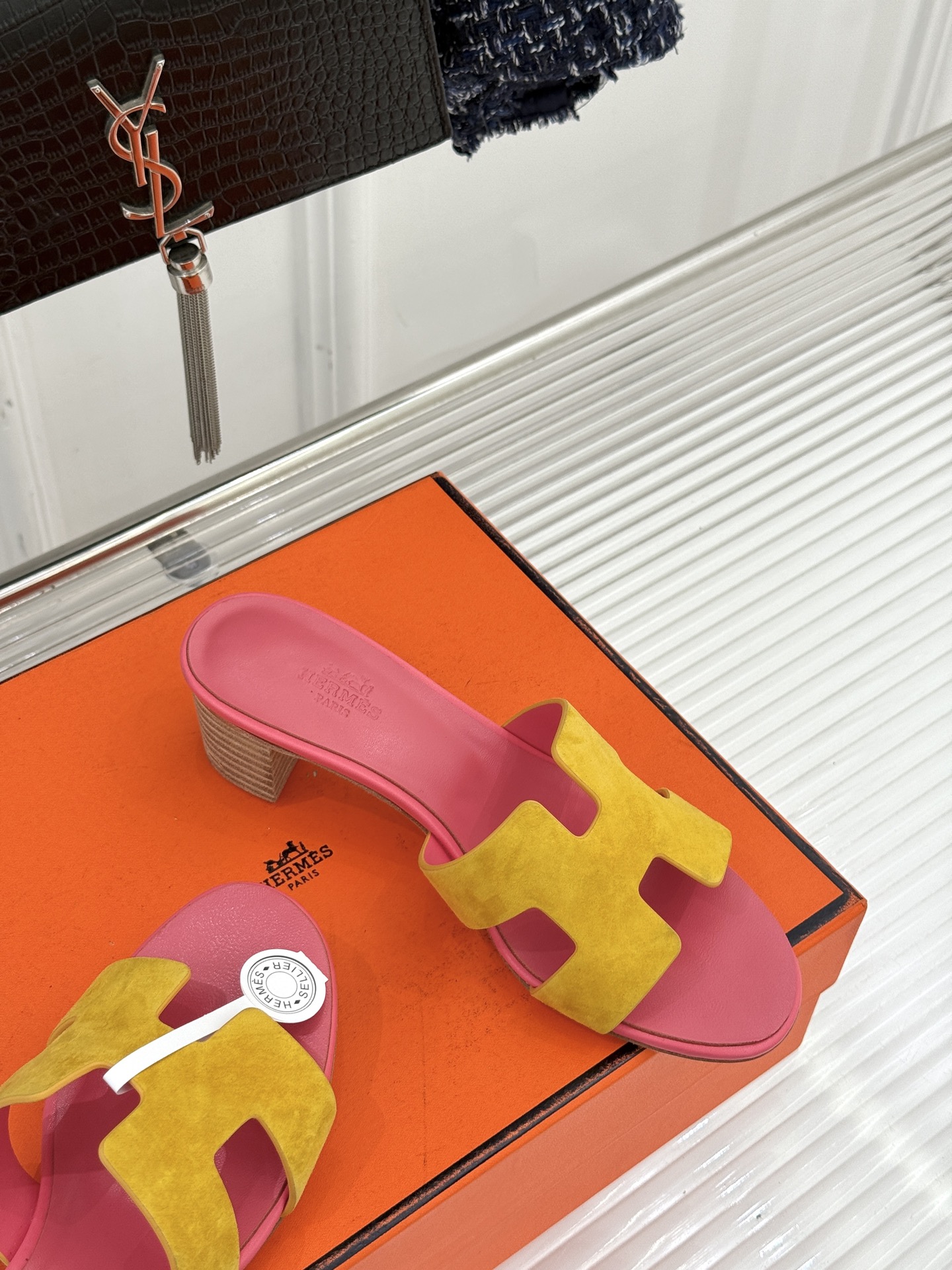 （配原版飞机盒）Hermès/爱马仕万年经典平底粗跟H拖将简约美学与极致工艺完美融合。粗跟设计 赋予你恰