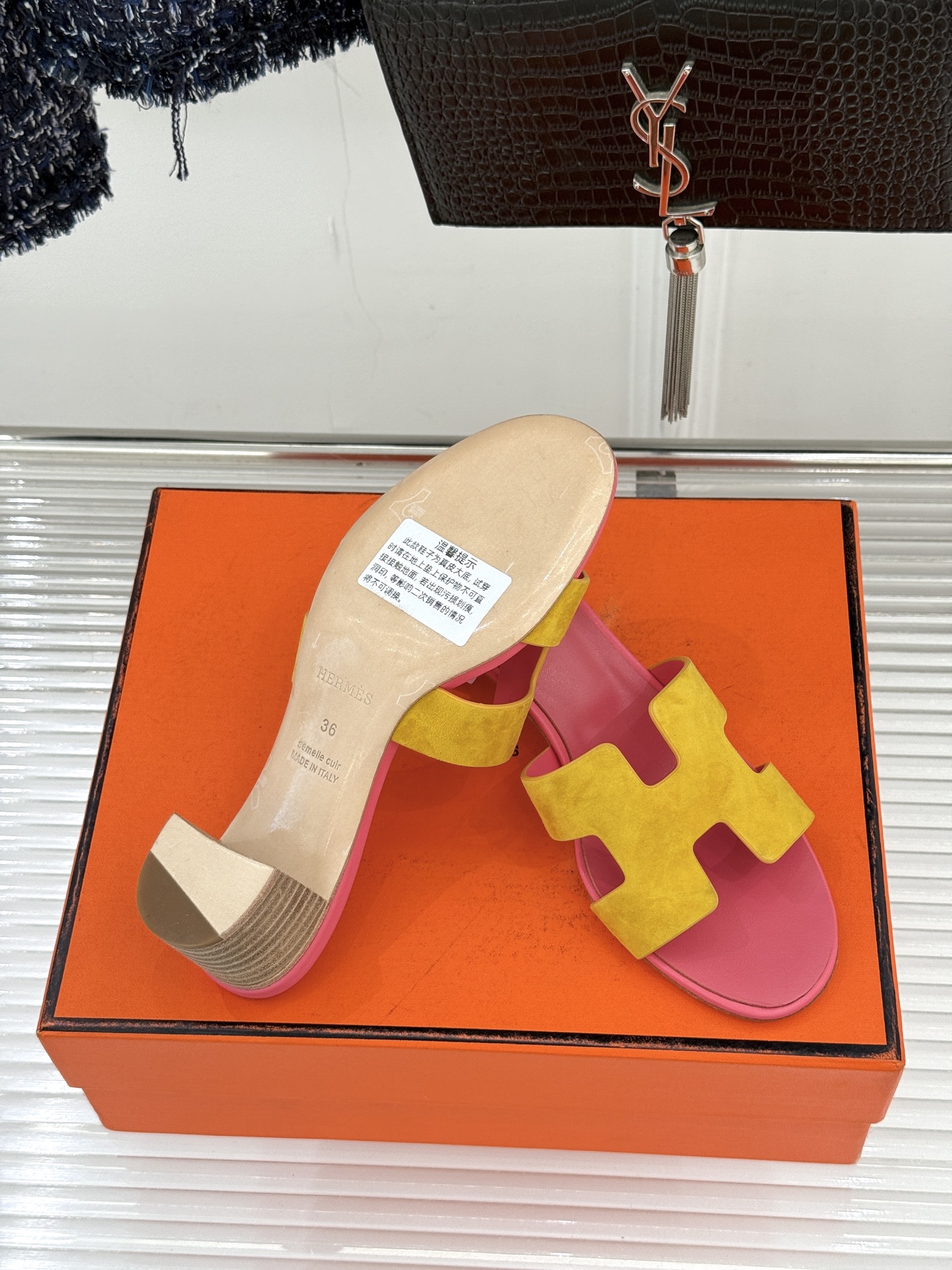 （配原版飞机盒）Hermès/爱马仕万年经典平底粗跟H拖将简约美学与极致工艺完美融合。粗跟设计 赋予你恰