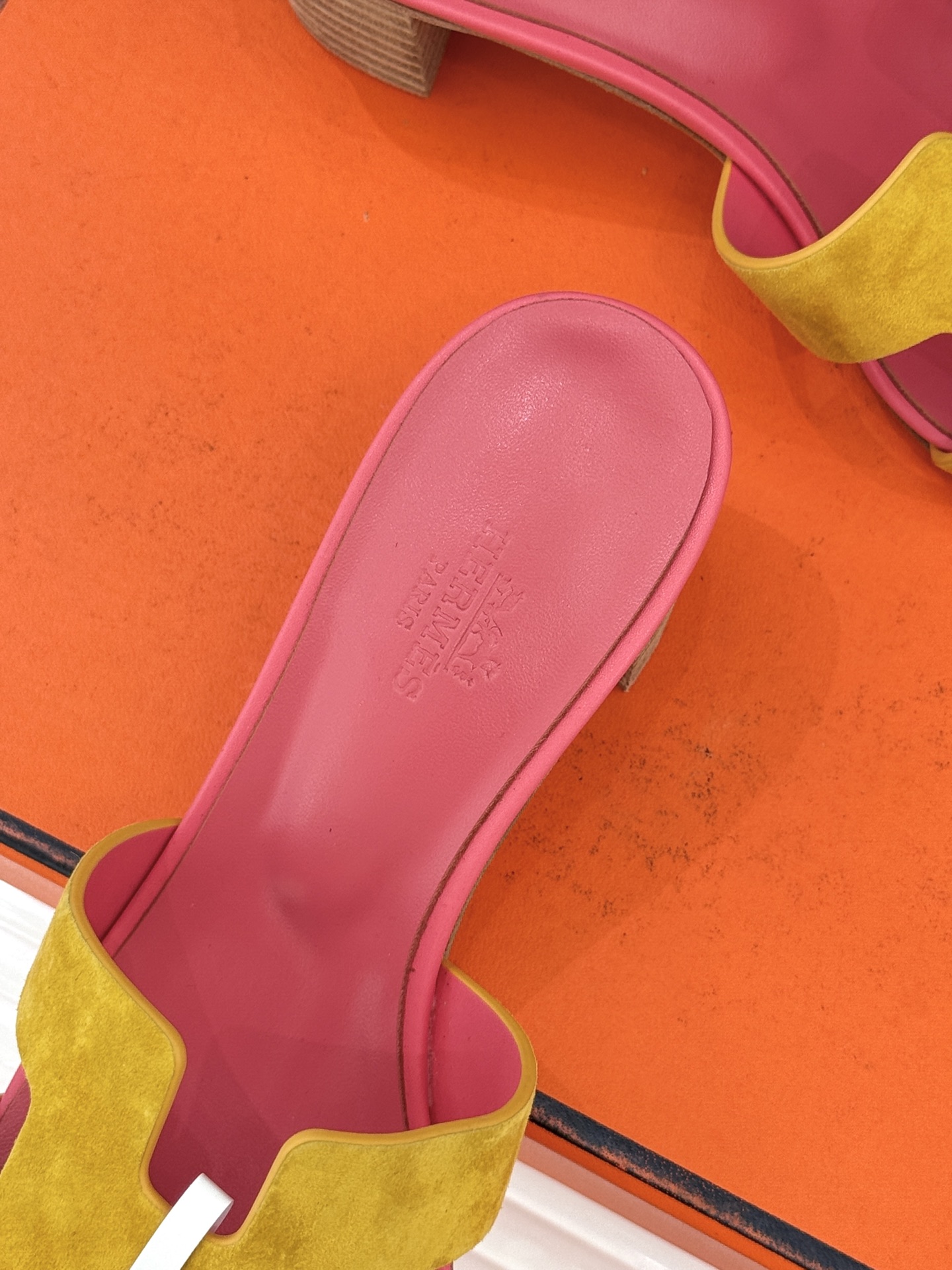 （配原版飞机盒）Hermès/爱马仕万年经典平底粗跟H拖将简约美学与极致工艺完美融合。粗跟设计 赋予你恰