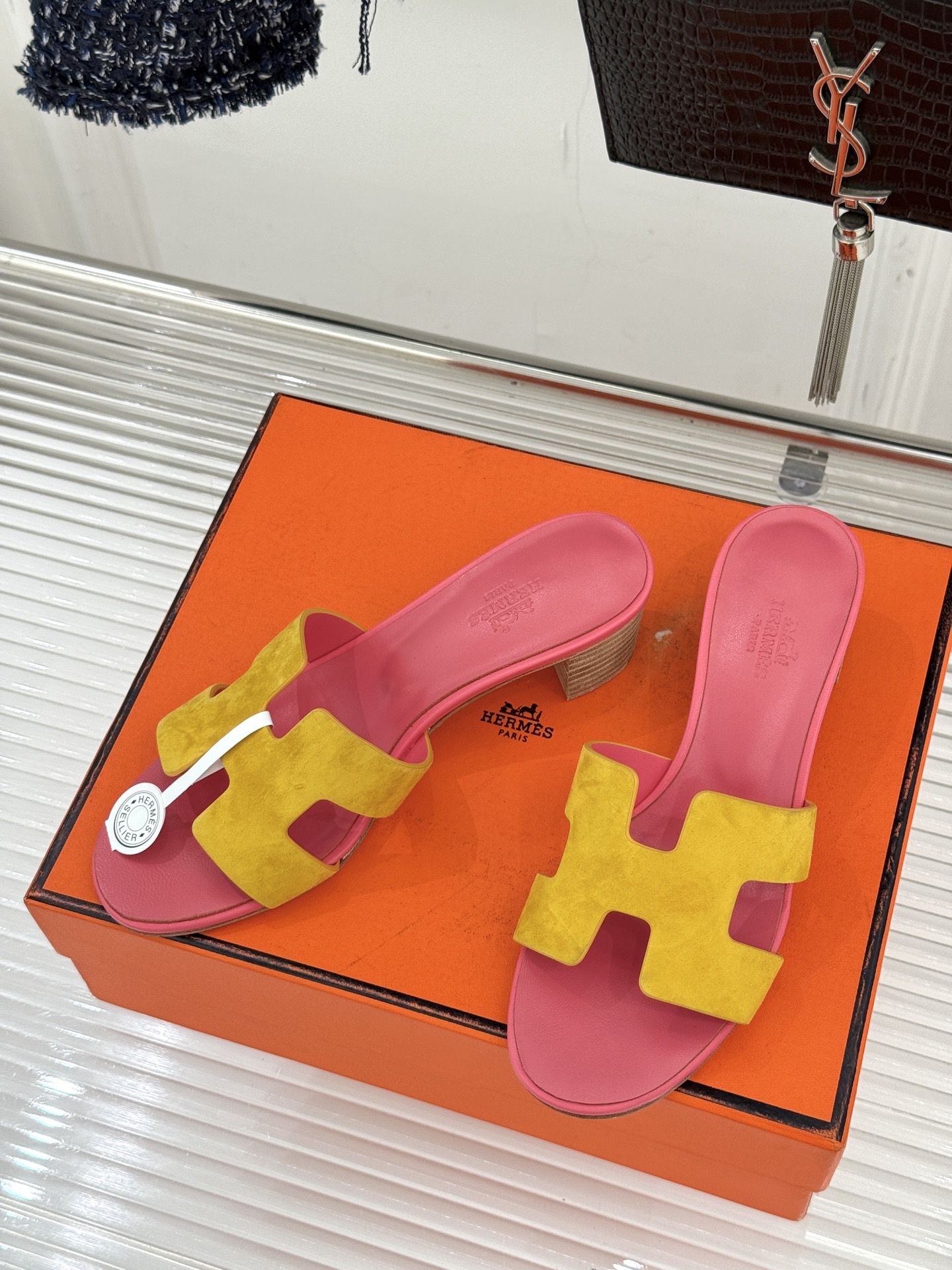 （配原版飞机盒）Hermès/爱马仕万年经典平底粗跟H拖将简约美学与极致工艺完美融合。粗跟设计 赋予你恰