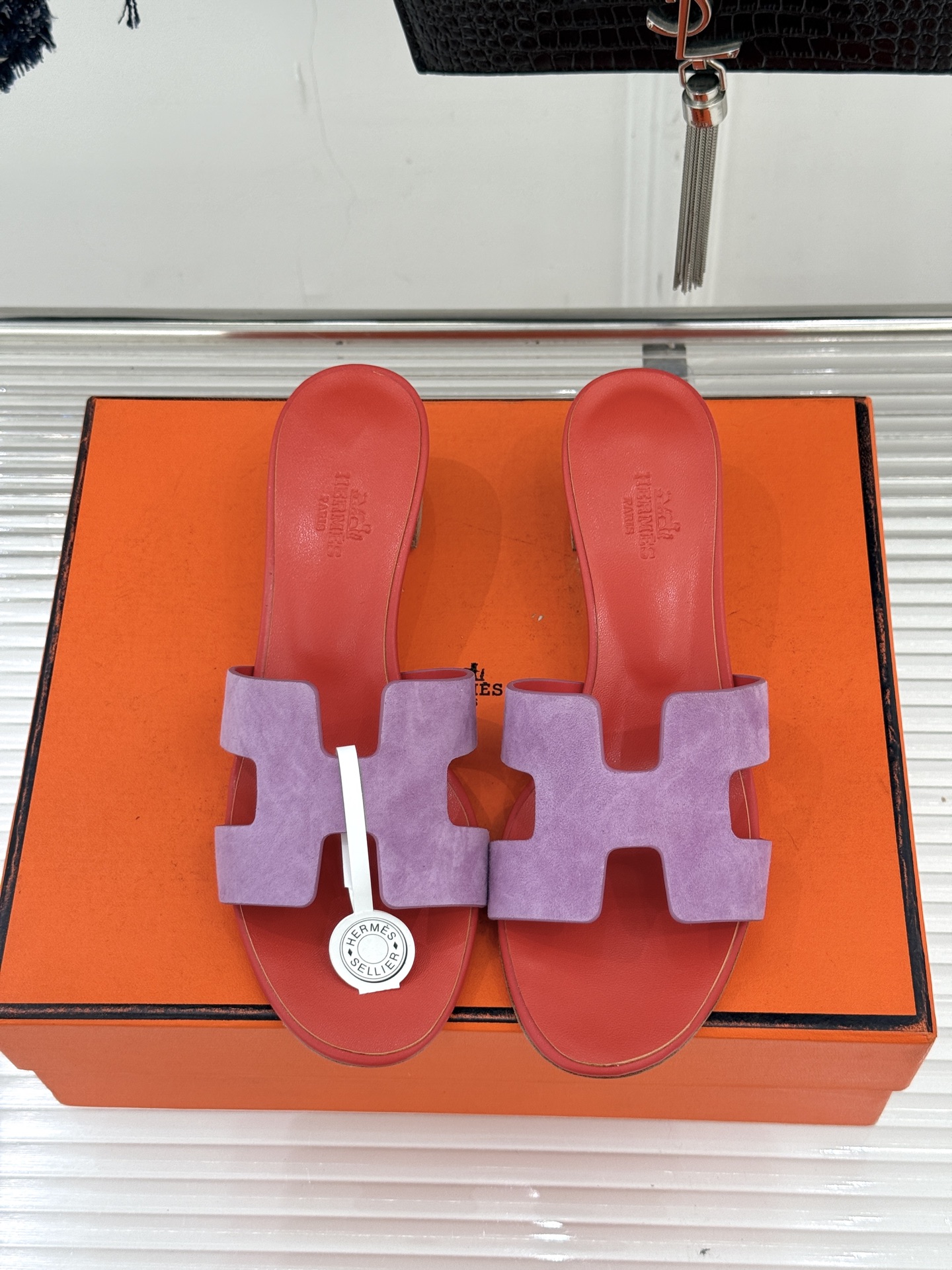 （配原版飞机盒）Hermès/爱马仕万年经典平底粗跟H拖将简约美学与极致工艺完美融合。粗跟设计 赋予你恰