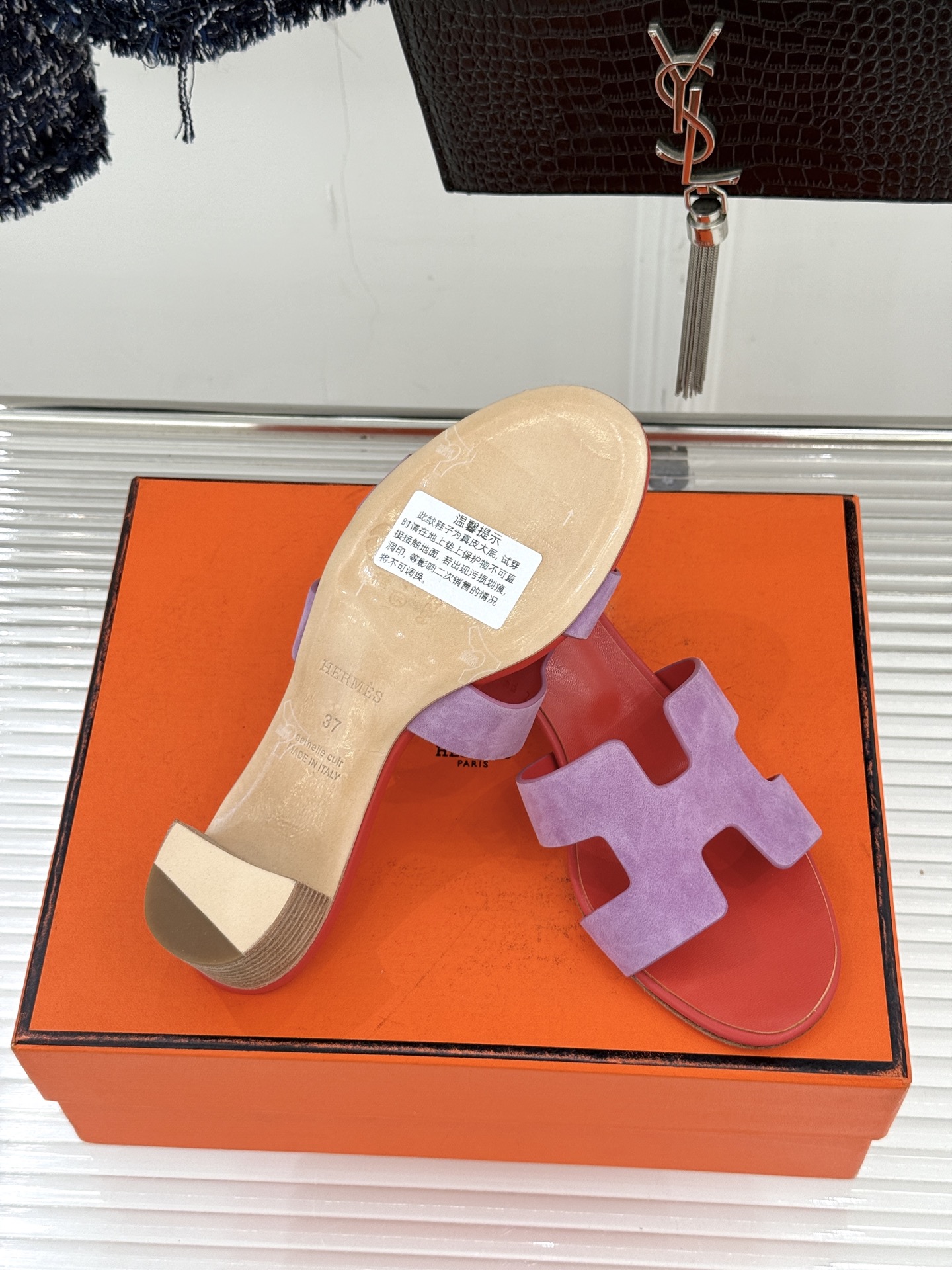 （配原版飞机盒）Hermès/爱马仕万年经典平底粗跟H拖将简约美学与极致工艺完美融合。粗跟设计 赋予你恰