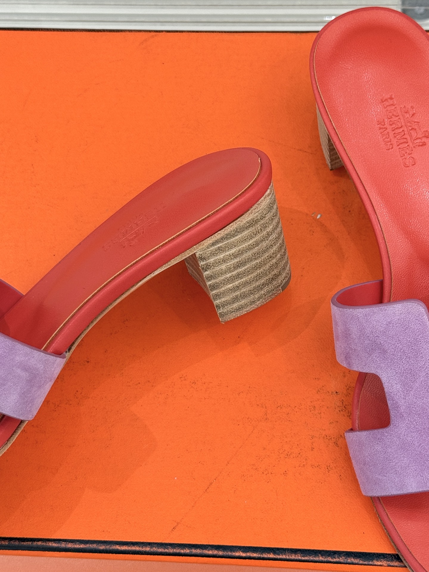 （配原版飞机盒）Hermès/爱马仕万年经典平底粗跟H拖将简约美学与极致工艺完美融合。粗跟设计 赋予你恰