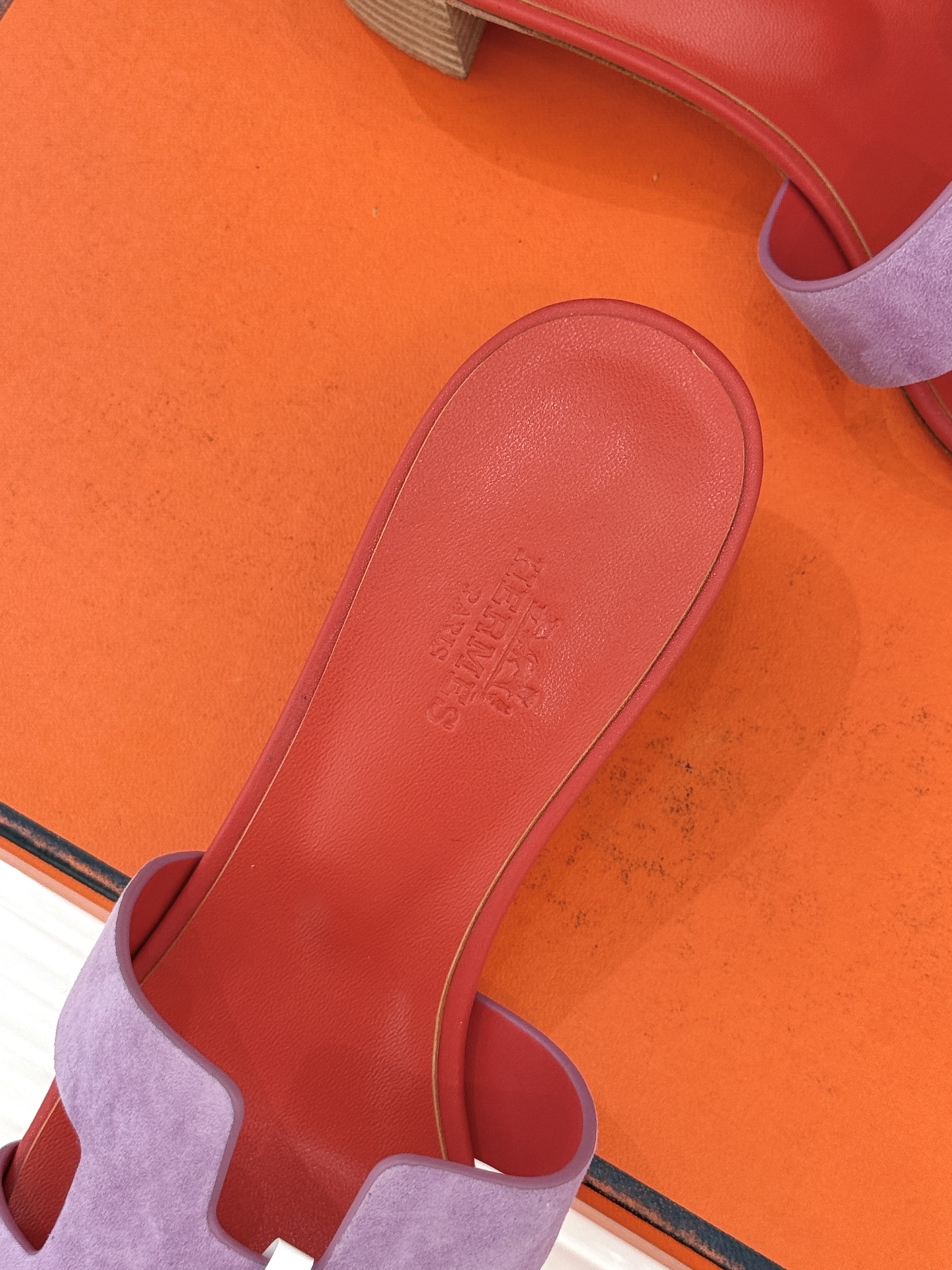 （配原版飞机盒）Hermès/爱马仕万年经典平底粗跟H拖将简约美学与极致工艺完美融合。粗跟设计 赋予你恰