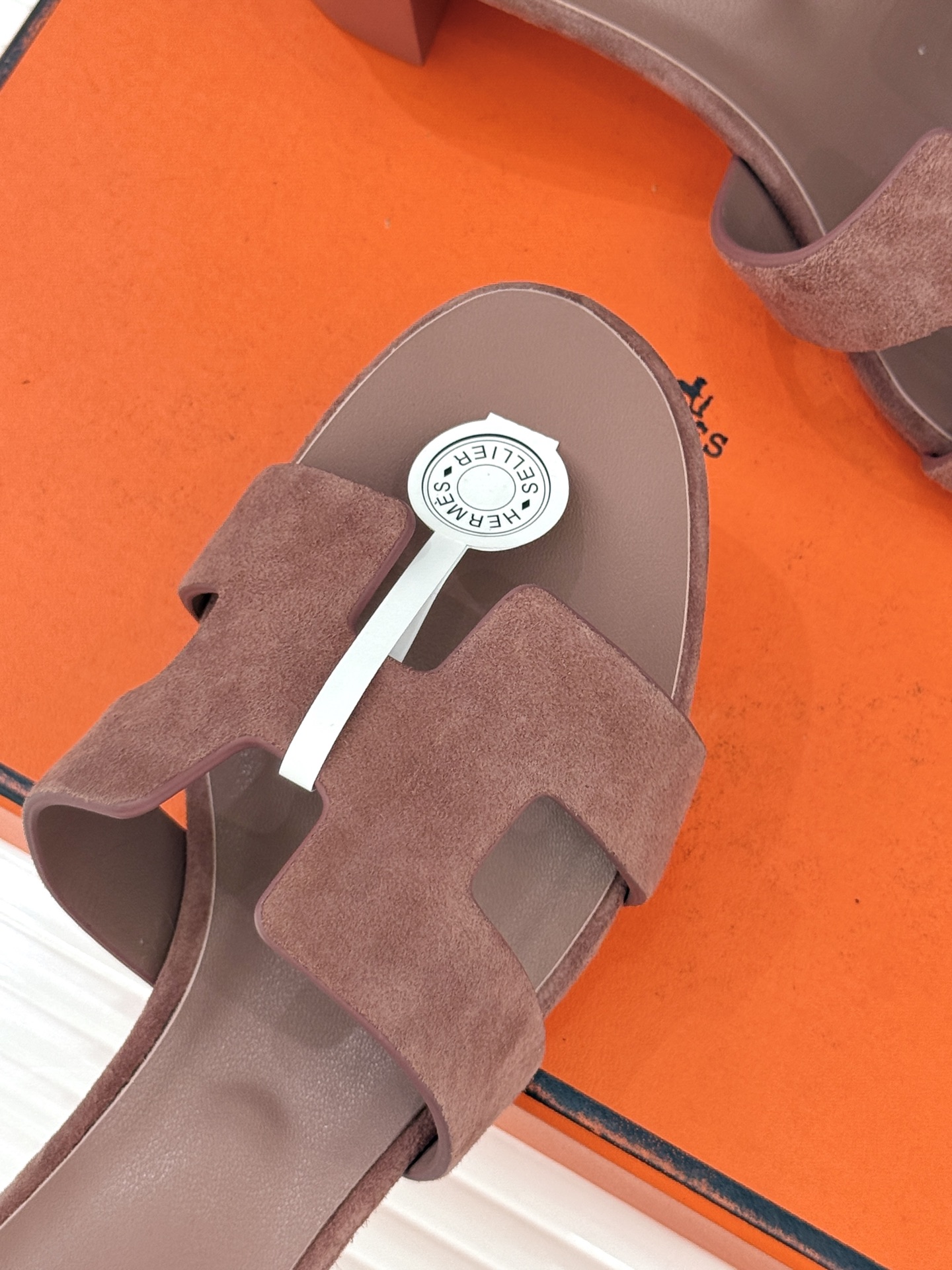 （配原版飞机盒）Hermès/爱马仕万年经典平底粗跟H拖将简约美学与极致工艺完美融合。粗跟设计 赋予你恰