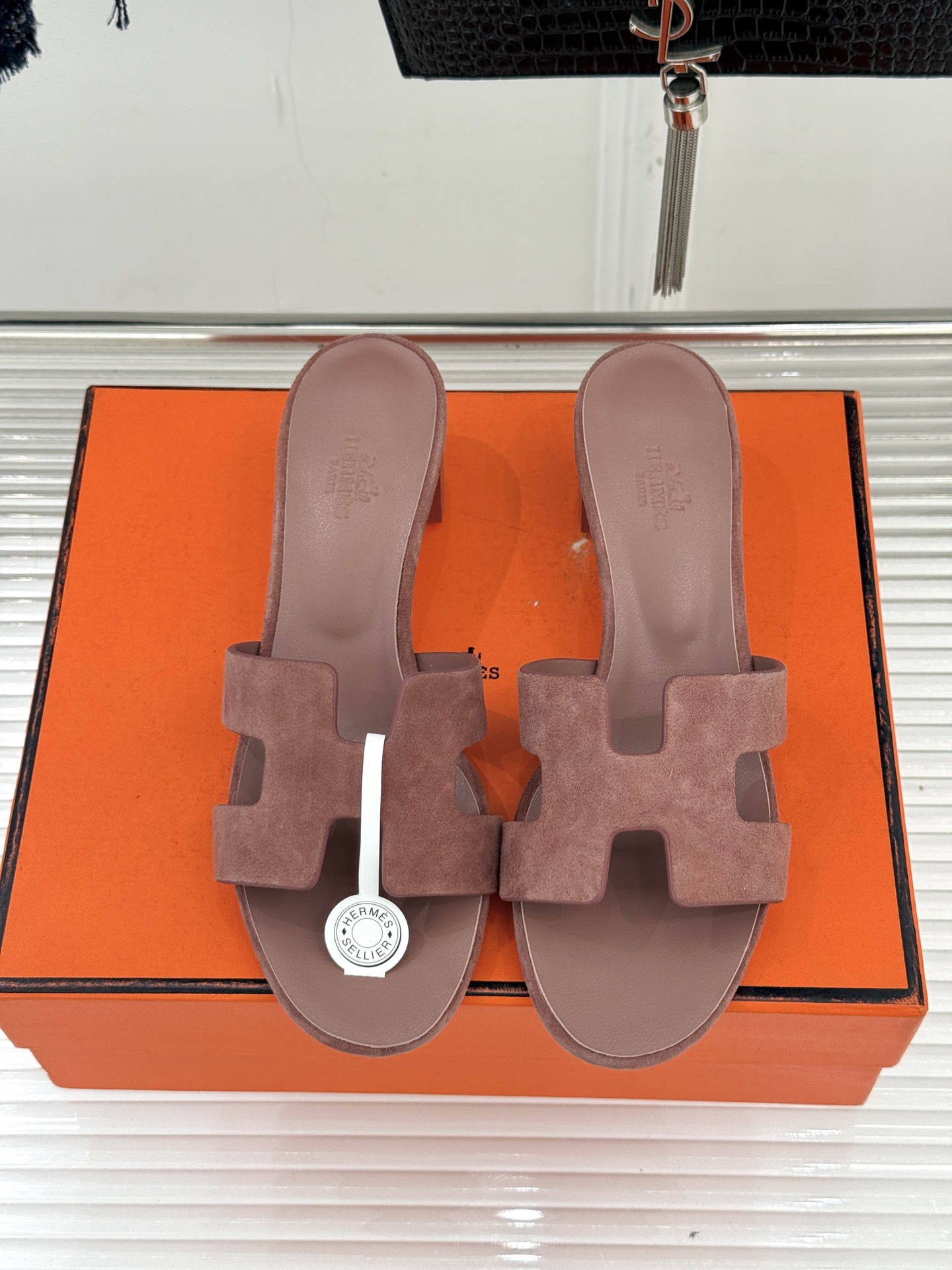 （配原版飞机盒）Hermès/爱马仕万年经典平底粗跟H拖将简约美学与极致工艺完美融合。粗跟设计 赋予你恰