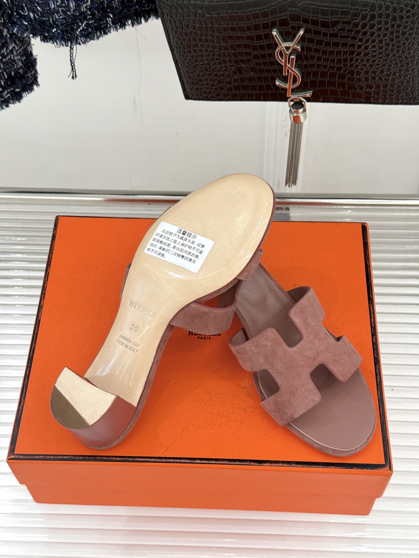 （配原版飞机盒）Hermès/爱马仕万年经典平底粗跟H拖将简约美学与极致工艺完美融合。粗跟设计 赋予你恰