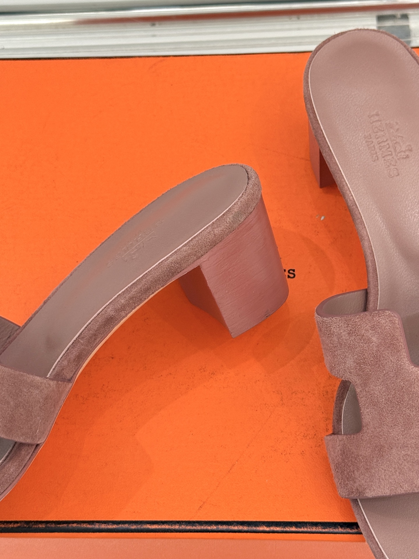 （配原版飞机盒）Hermès/爱马仕万年经典平底粗跟H拖将简约美学与极致工艺完美融合。粗跟设计 赋予你恰