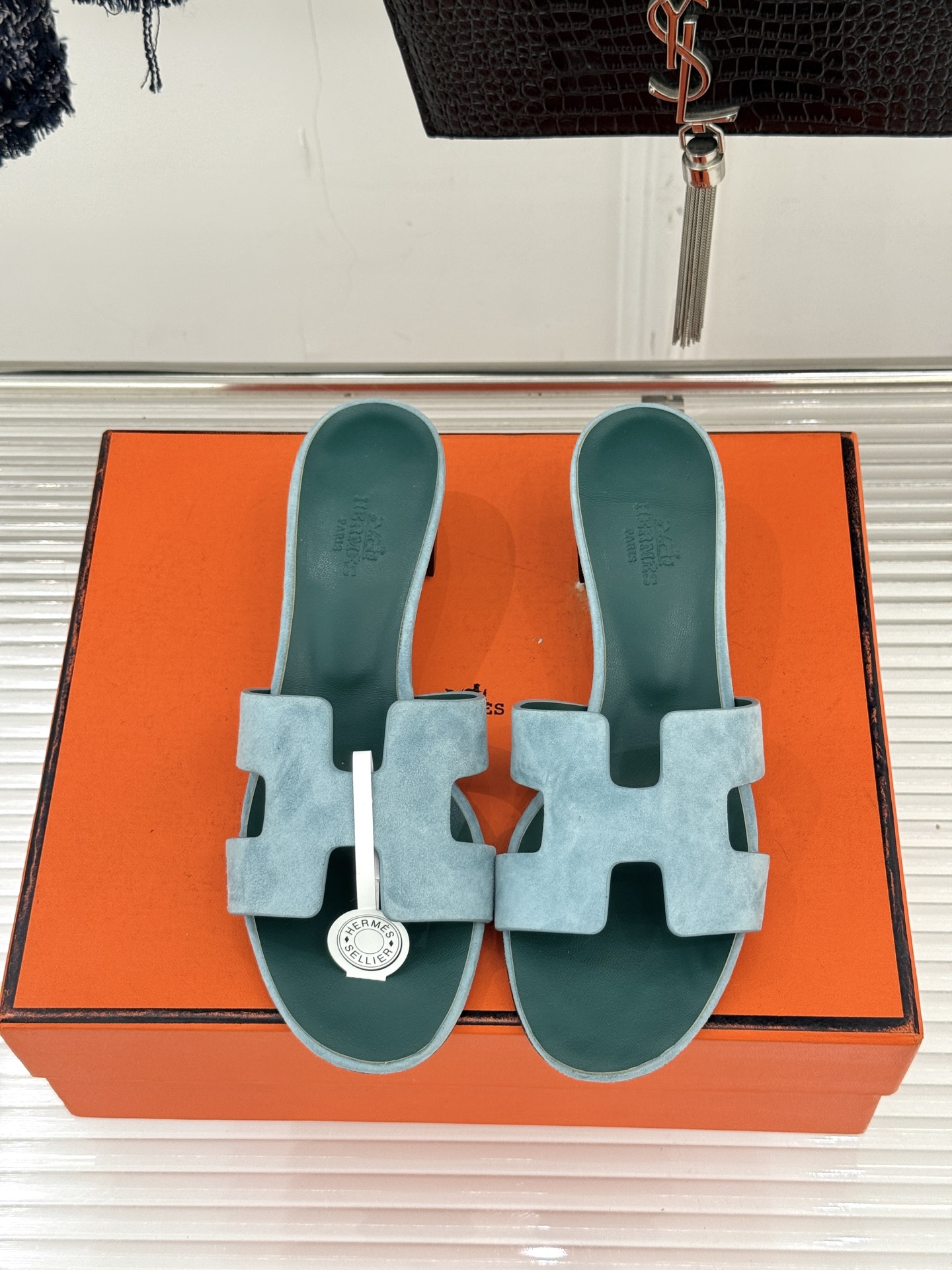 （配原版飞机盒）Hermès/爱马仕万年经典平底粗跟H拖将简约美学与极致工艺完美融合。粗跟设计 赋予你恰