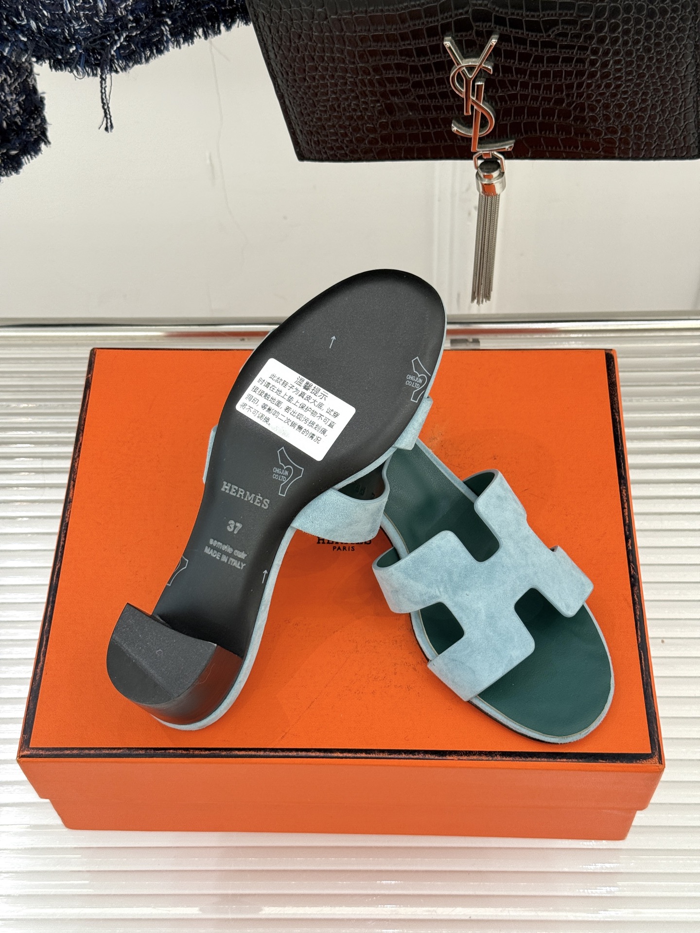 （配原版飞机盒）Hermès/爱马仕万年经典平底粗跟H拖将简约美学与极致工艺完美融合。粗跟设计 赋予你恰