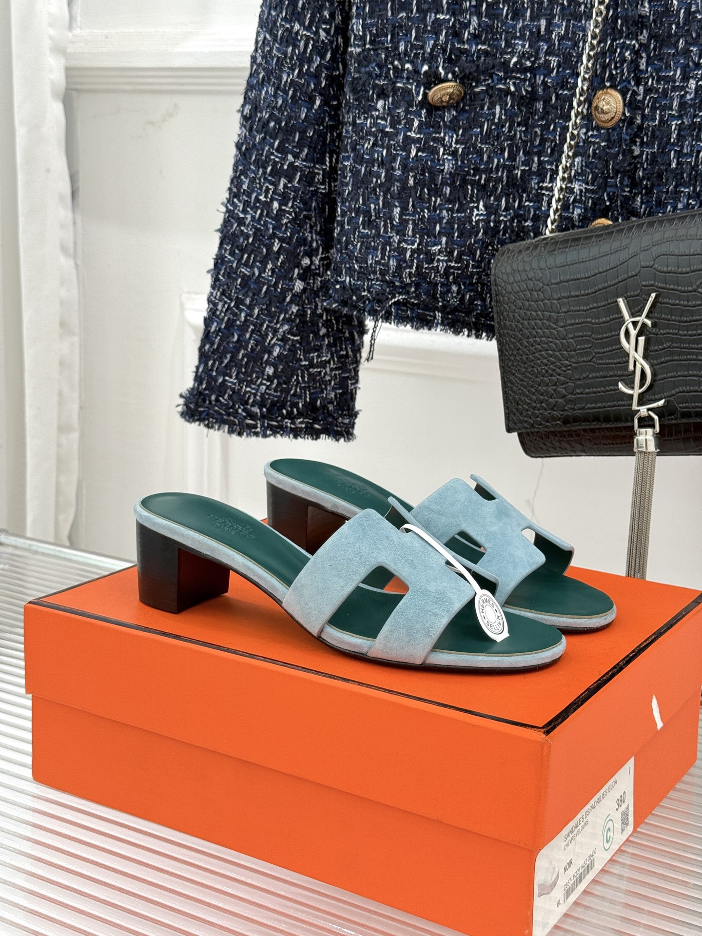 （配原版飞机盒）Hermès/爱马仕万年经典平底粗跟H拖将简约美学与极致工艺完美融合。粗跟设计 赋予你恰