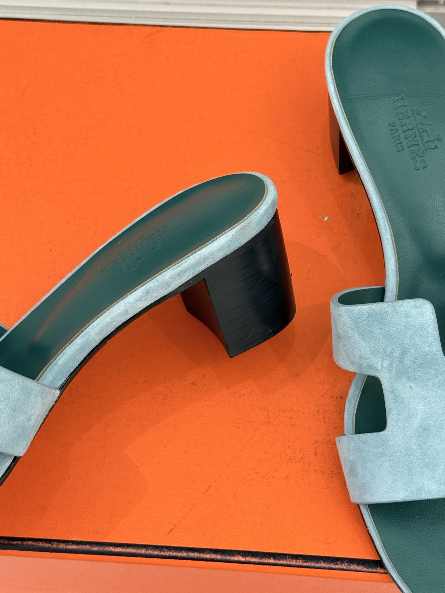 （配原版飞机盒）Hermès/爱马仕万年经典平底粗跟H拖将简约美学与极致工艺完美融合。粗跟设计 赋予你恰