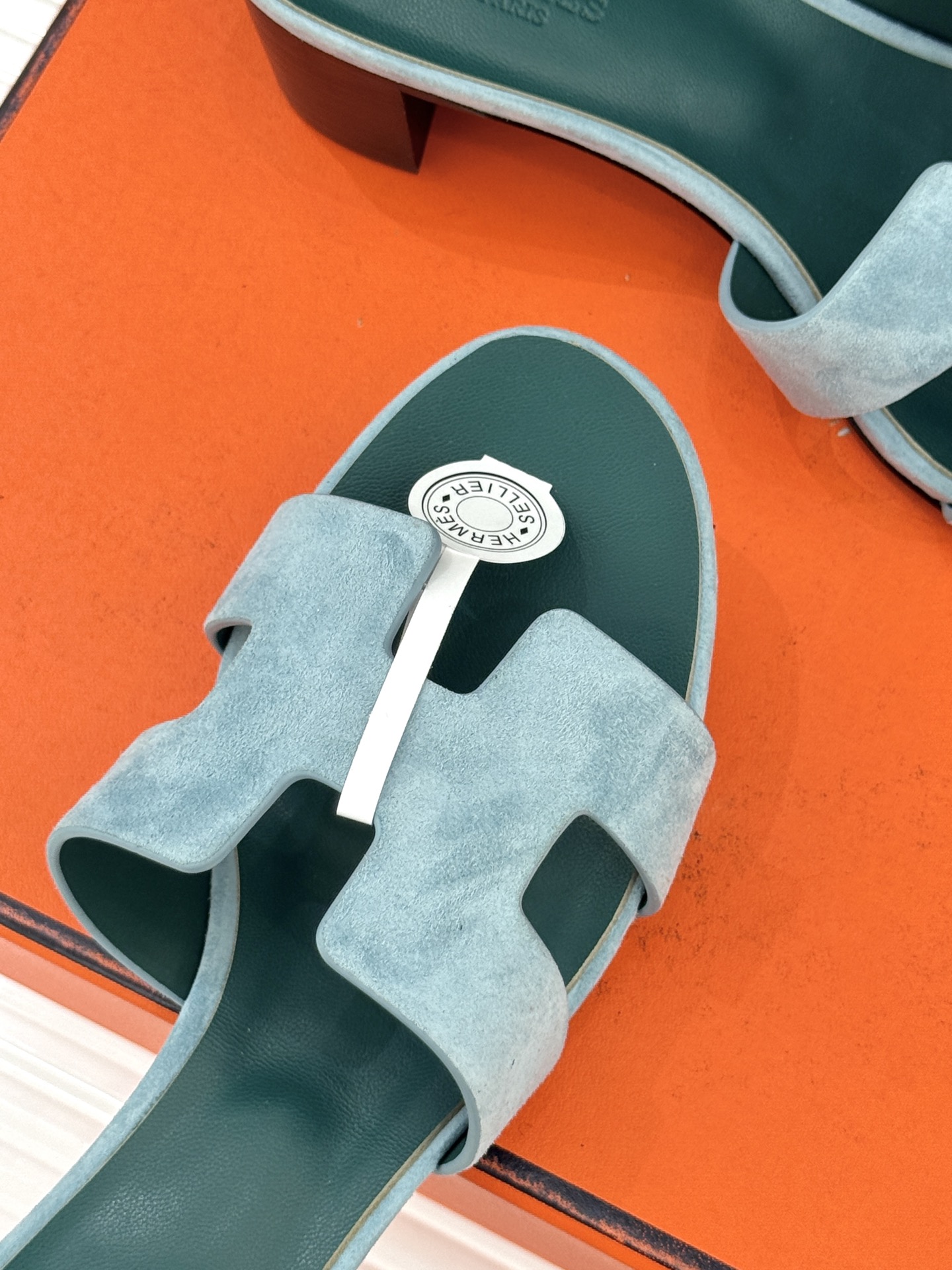 （配原版飞机盒）Hermès/爱马仕万年经典平底粗跟H拖将简约美学与极致工艺完美融合。粗跟设计 赋予你恰