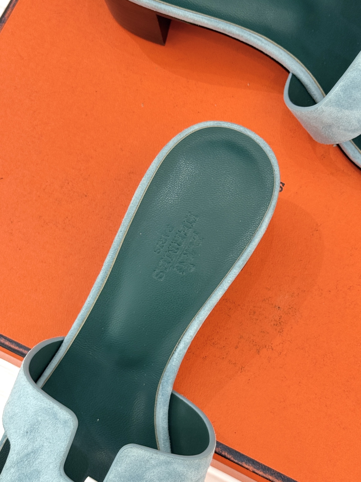 （配原版飞机盒）Hermès/爱马仕万年经典平底粗跟H拖将简约美学与极致工艺完美融合。粗跟设计 赋予你恰