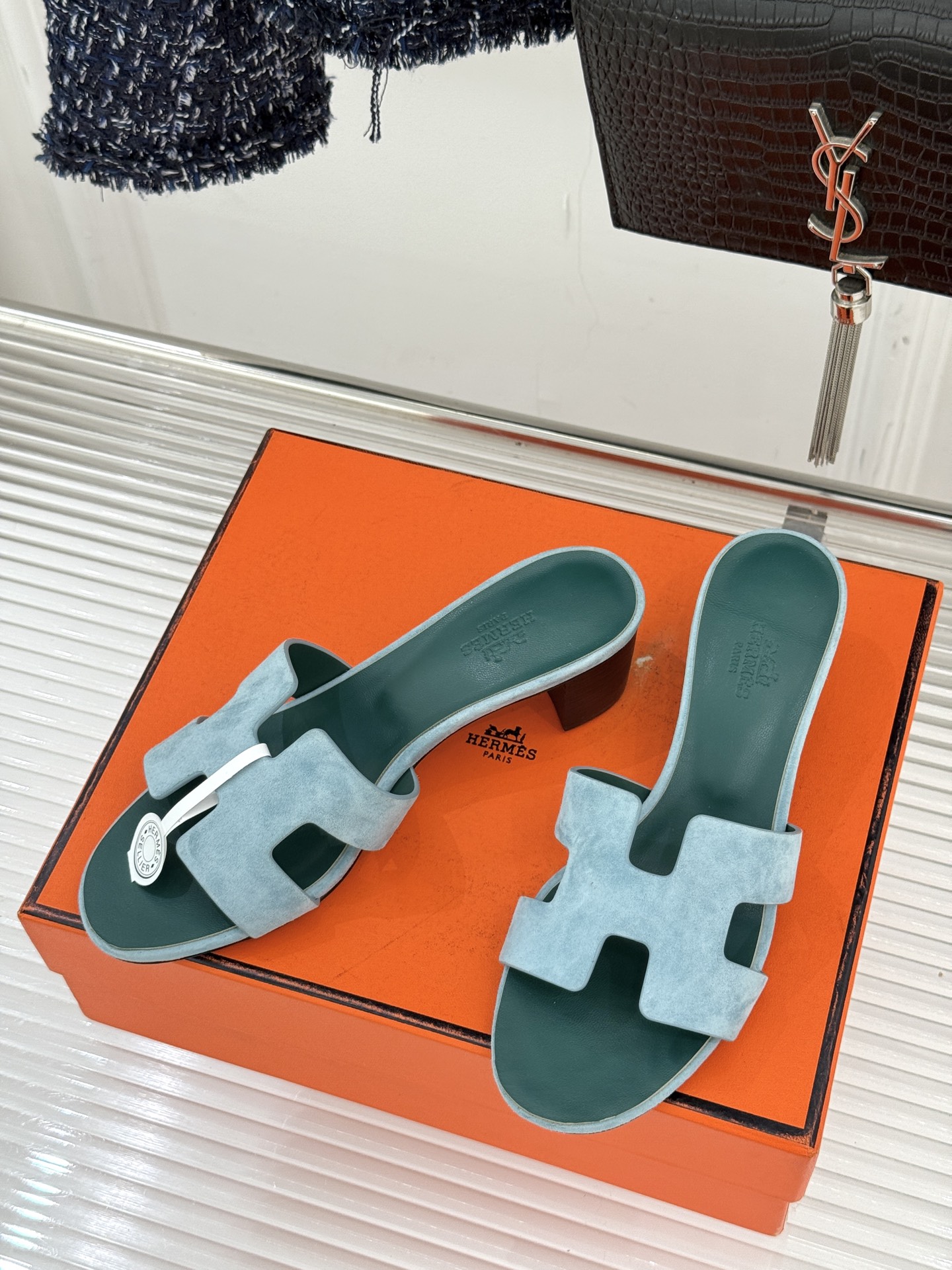 （配原版飞机盒）Hermès/爱马仕万年经典平底粗跟H拖将简约美学与极致工艺完美融合。粗跟设计 赋予你恰