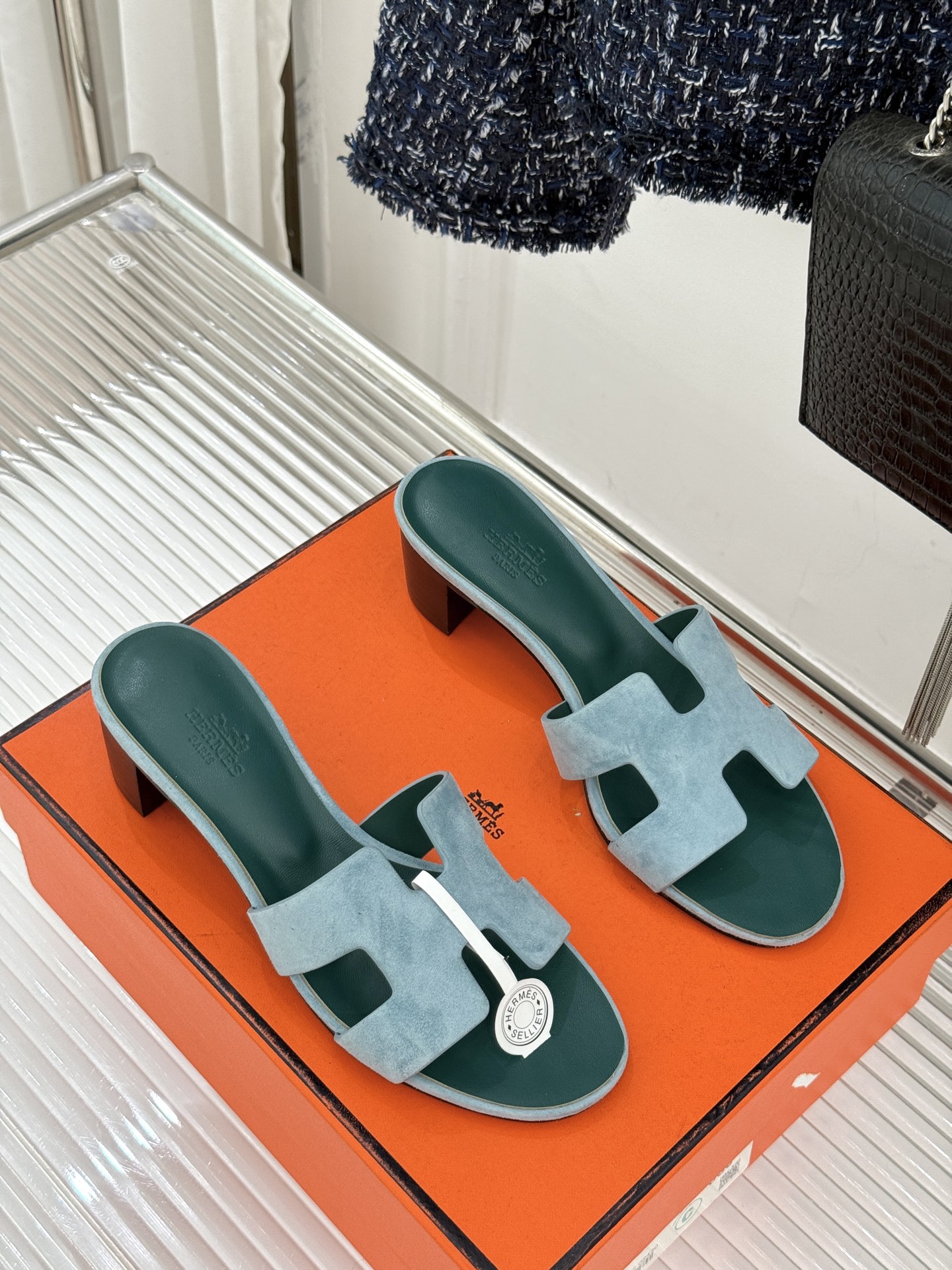 （配原版飞机盒）Hermès/爱马仕万年经典平底粗跟H拖将简约美学与极致工艺完美融合。粗跟设计 赋予你恰