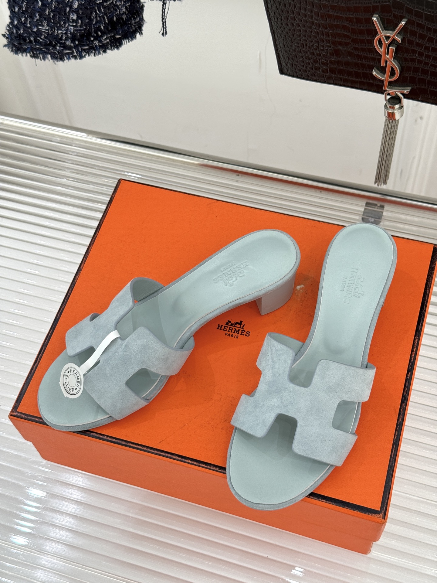 （配原版飞机盒）Hermès/爱马仕万年经典平底粗跟H拖将简约美学与极致工艺完美融合。粗跟设计 赋予你恰