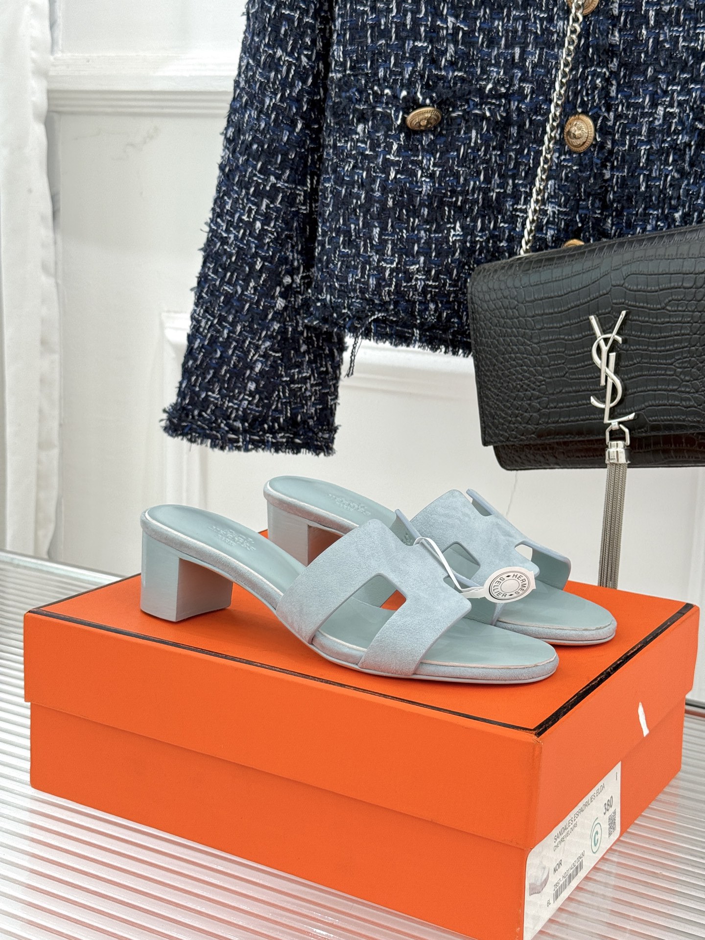 （配原版飞机盒）Hermès/爱马仕万年经典平底粗跟H拖将简约美学与极致工艺完美融合。粗跟设计 赋予你恰