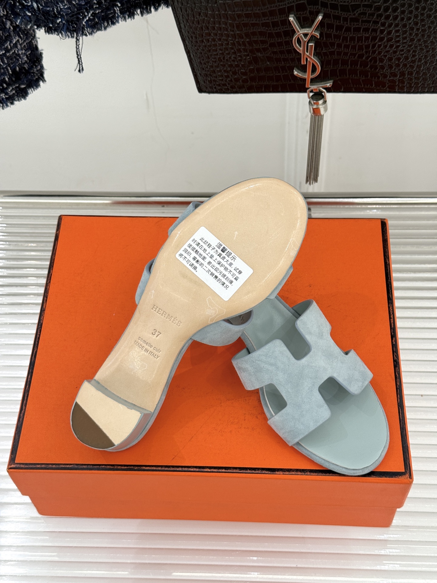 （配原版飞机盒）Hermès/爱马仕万年经典平底粗跟H拖将简约美学与极致工艺完美融合。粗跟设计 赋予你恰