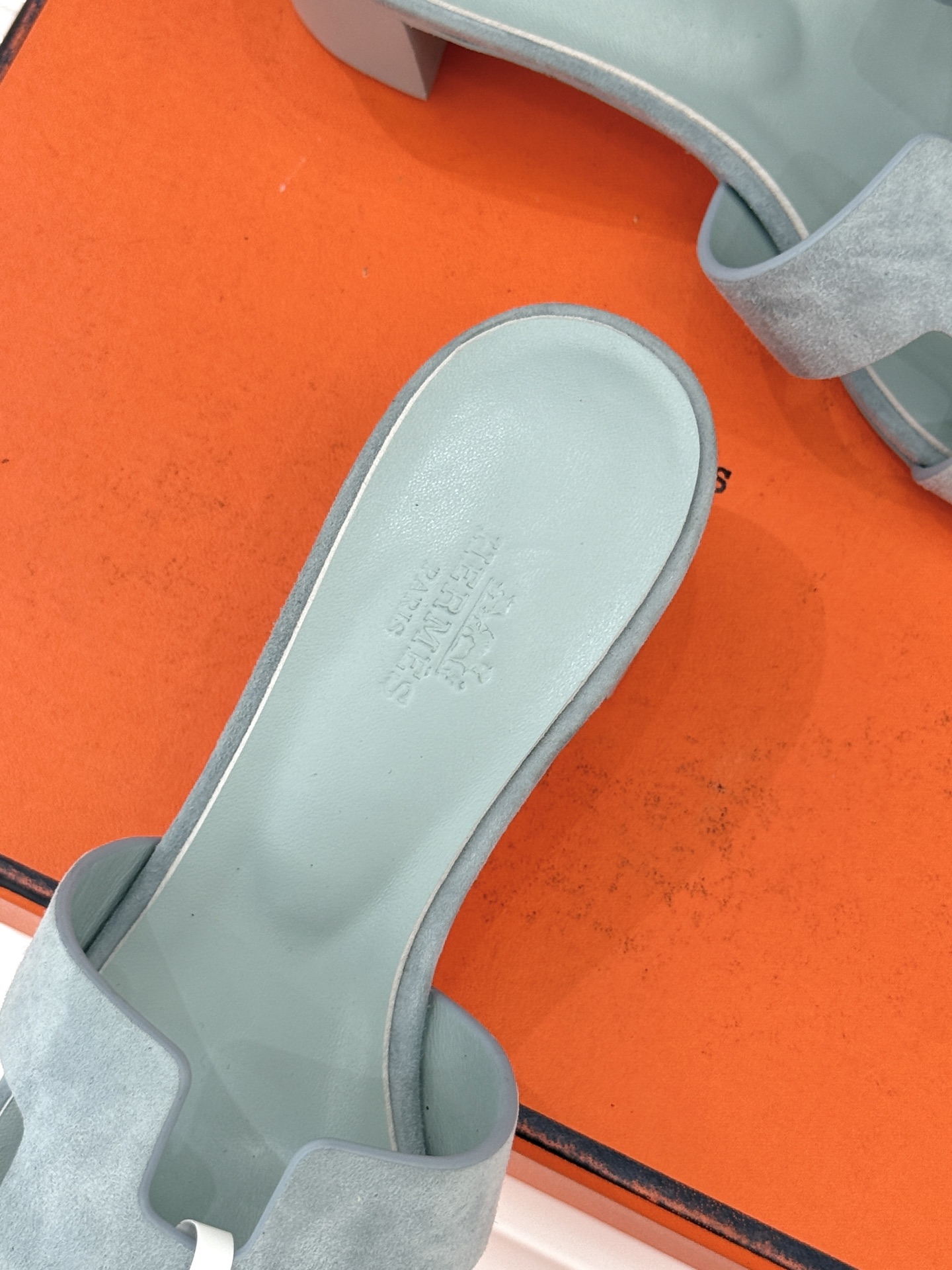 （配原版飞机盒）Hermès/爱马仕万年经典平底粗跟H拖将简约美学与极致工艺完美融合。粗跟设计 赋予你恰