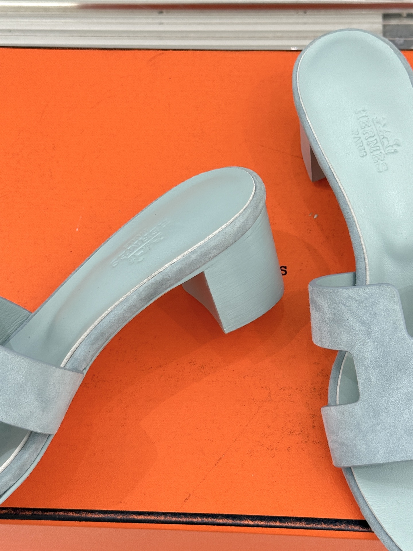 （配原版飞机盒）Hermès/爱马仕万年经典平底粗跟H拖将简约美学与极致工艺完美融合。粗跟设计 赋予你恰