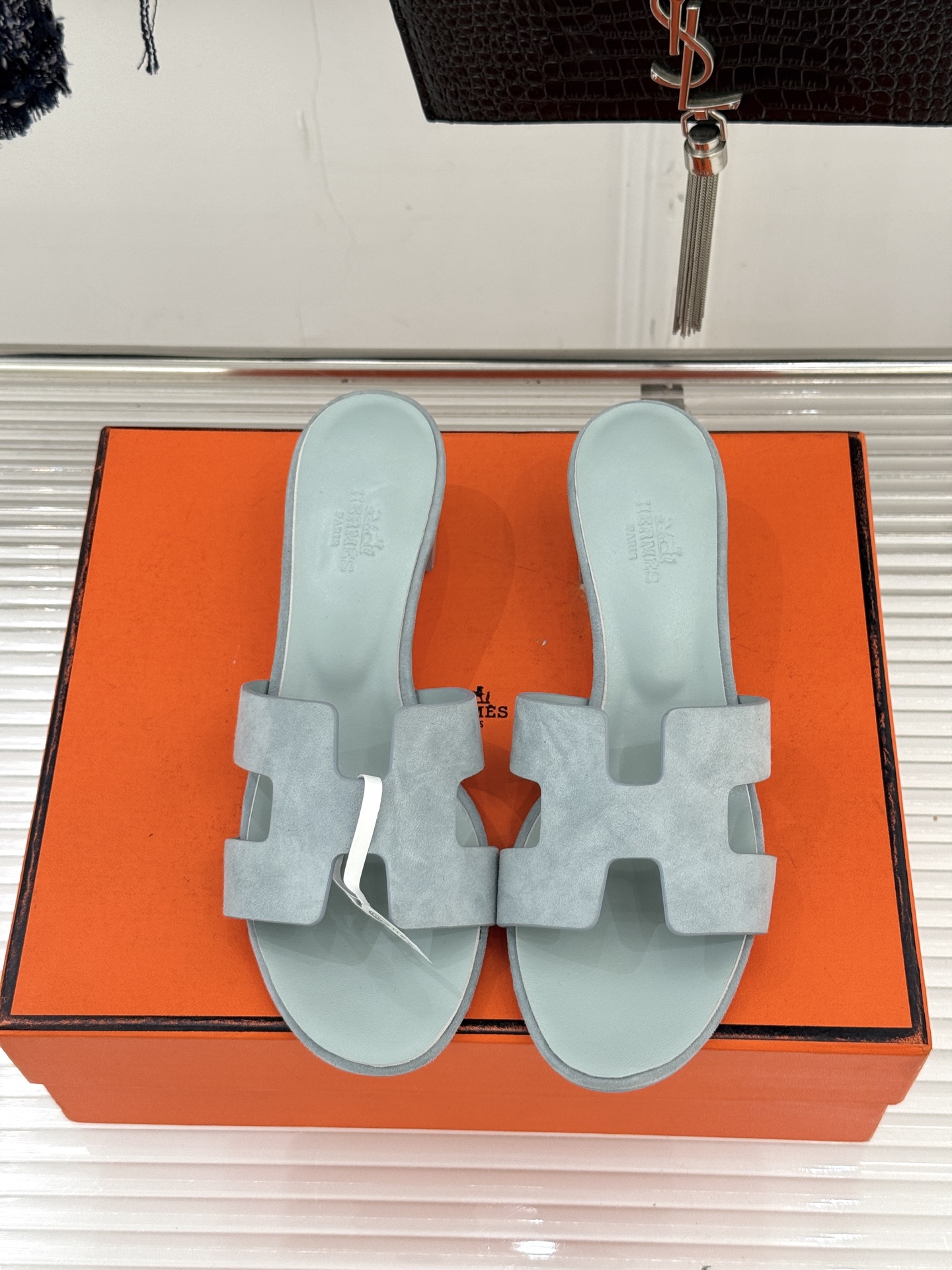 （配原版飞机盒）Hermès/爱马仕万年经典平底粗跟H拖将简约美学与极致工艺完美融合。粗跟设计 赋予你恰