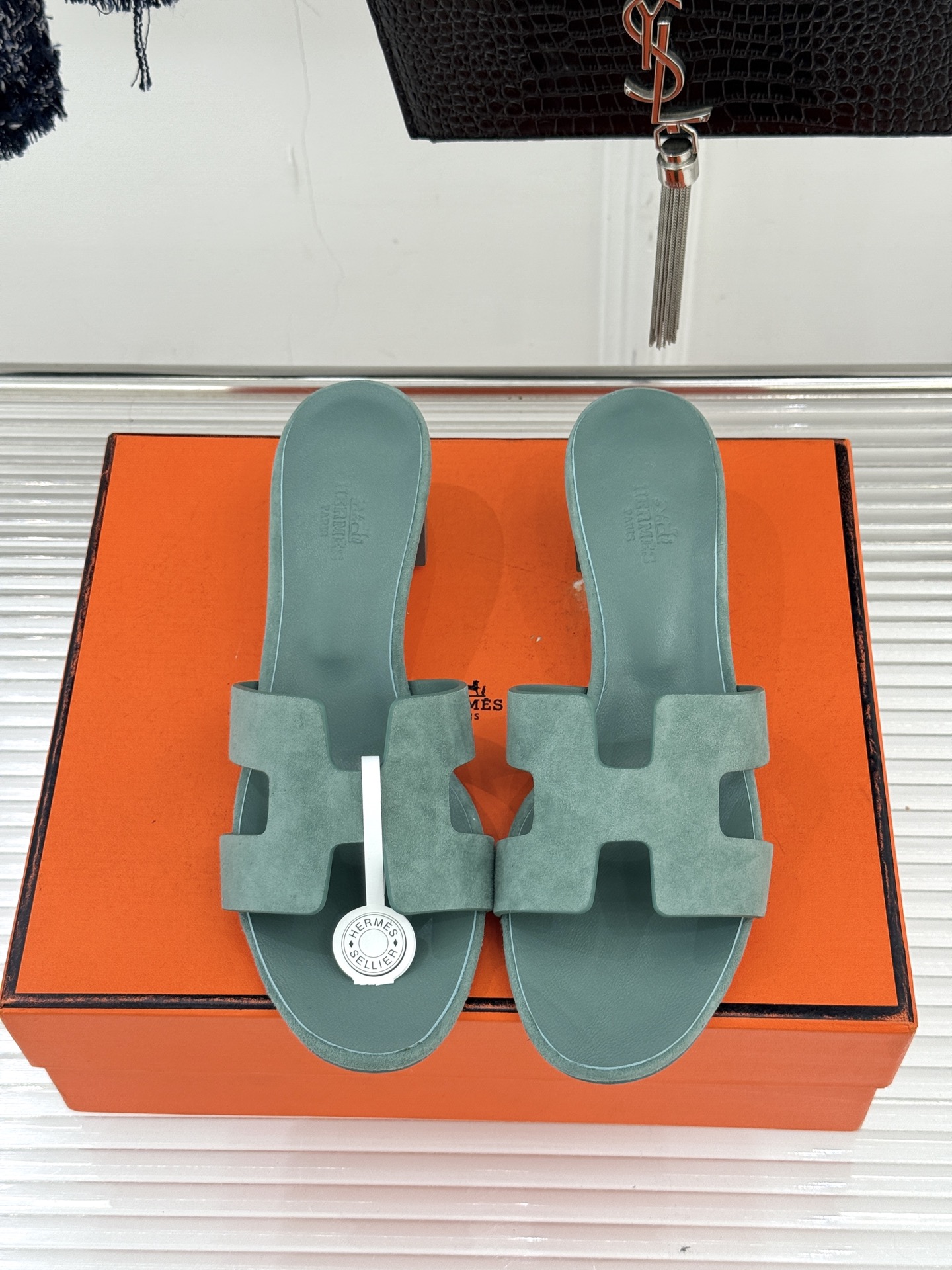 （配原版飞机盒）Hermès/爱马仕万年经典平底粗跟H拖将简约美学与极致工艺完美融合。粗跟设计 赋予你恰