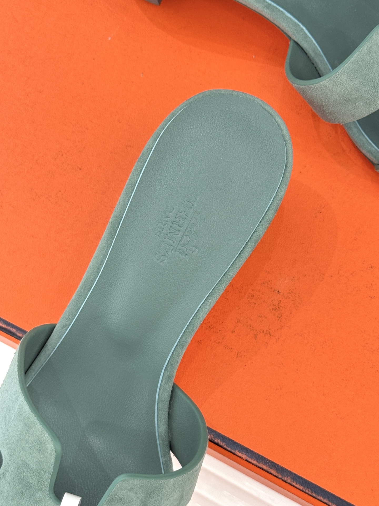 （配原版飞机盒）Hermès/爱马仕万年经典平底粗跟H拖将简约美学与极致工艺完美融合。粗跟设计 赋予你恰