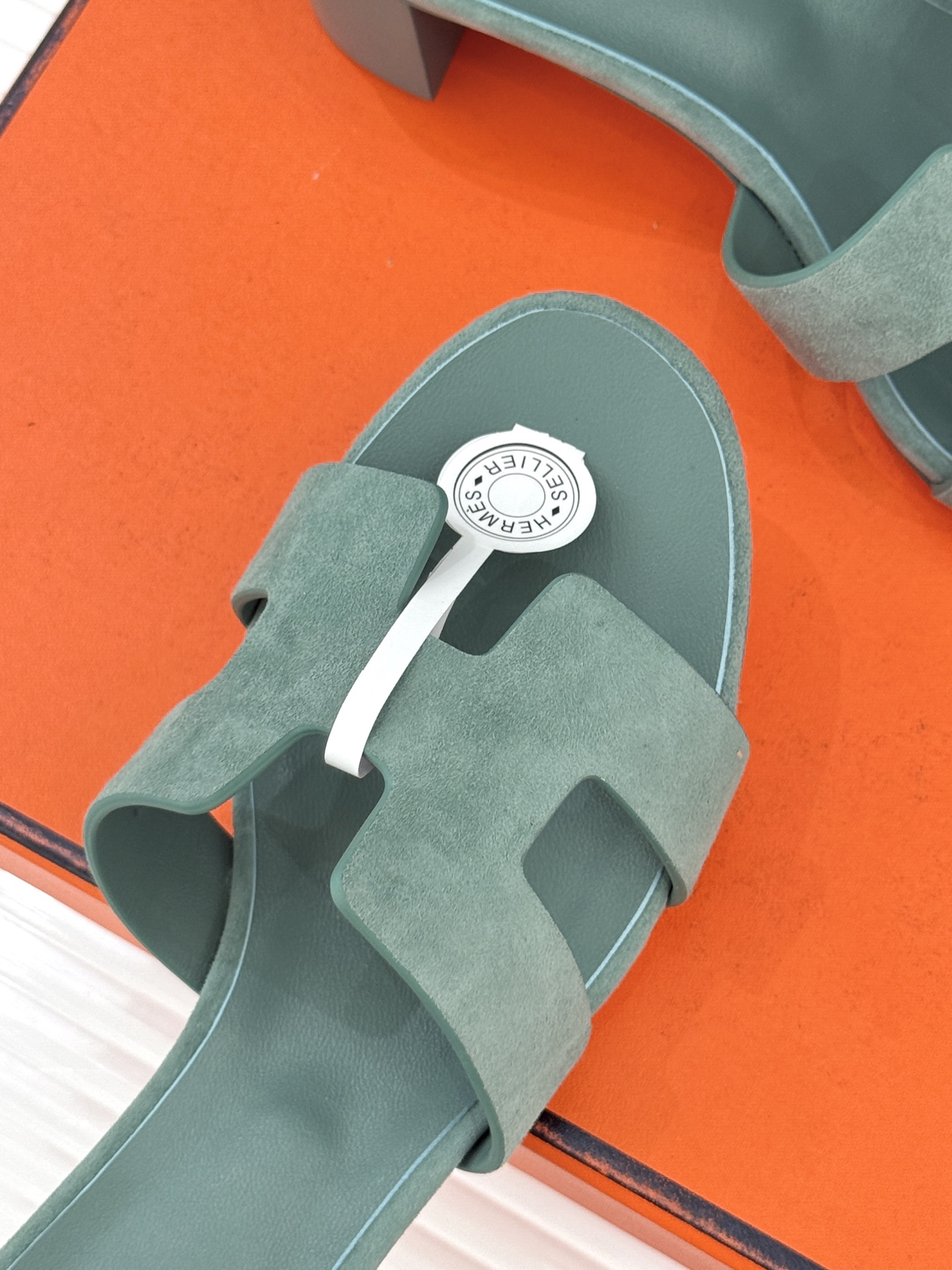 （配原版飞机盒）Hermès/爱马仕万年经典平底粗跟H拖将简约美学与极致工艺完美融合。粗跟设计 赋予你恰