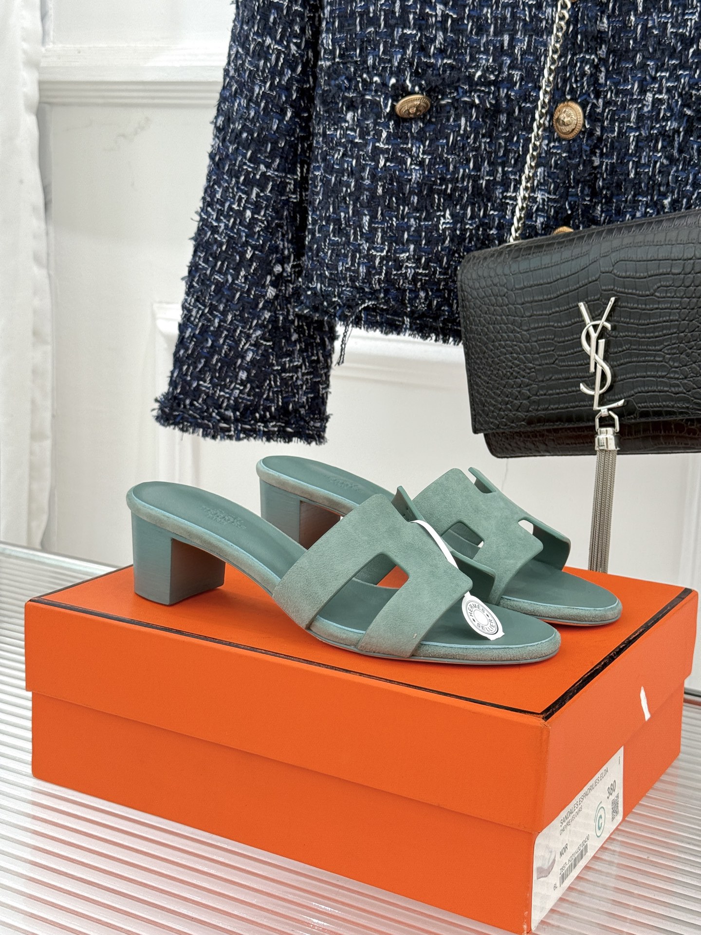 （配原版飞机盒）Hermès/爱马仕万年经典平底粗跟H拖将简约美学与极致工艺完美融合。粗跟设计 赋予你恰