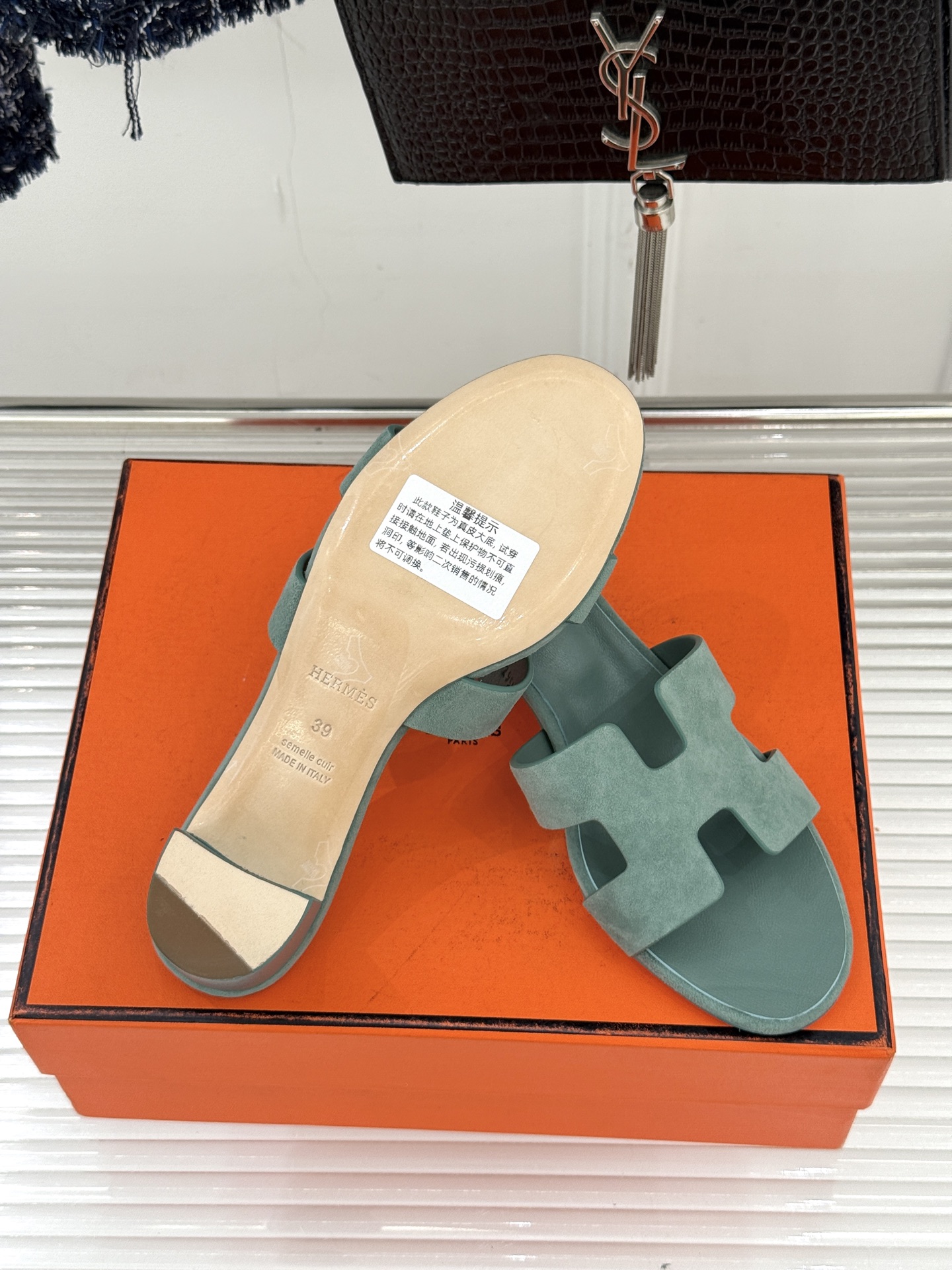 （配原版飞机盒）Hermès/爱马仕万年经典平底粗跟H拖将简约美学与极致工艺完美融合。粗跟设计 赋予你恰