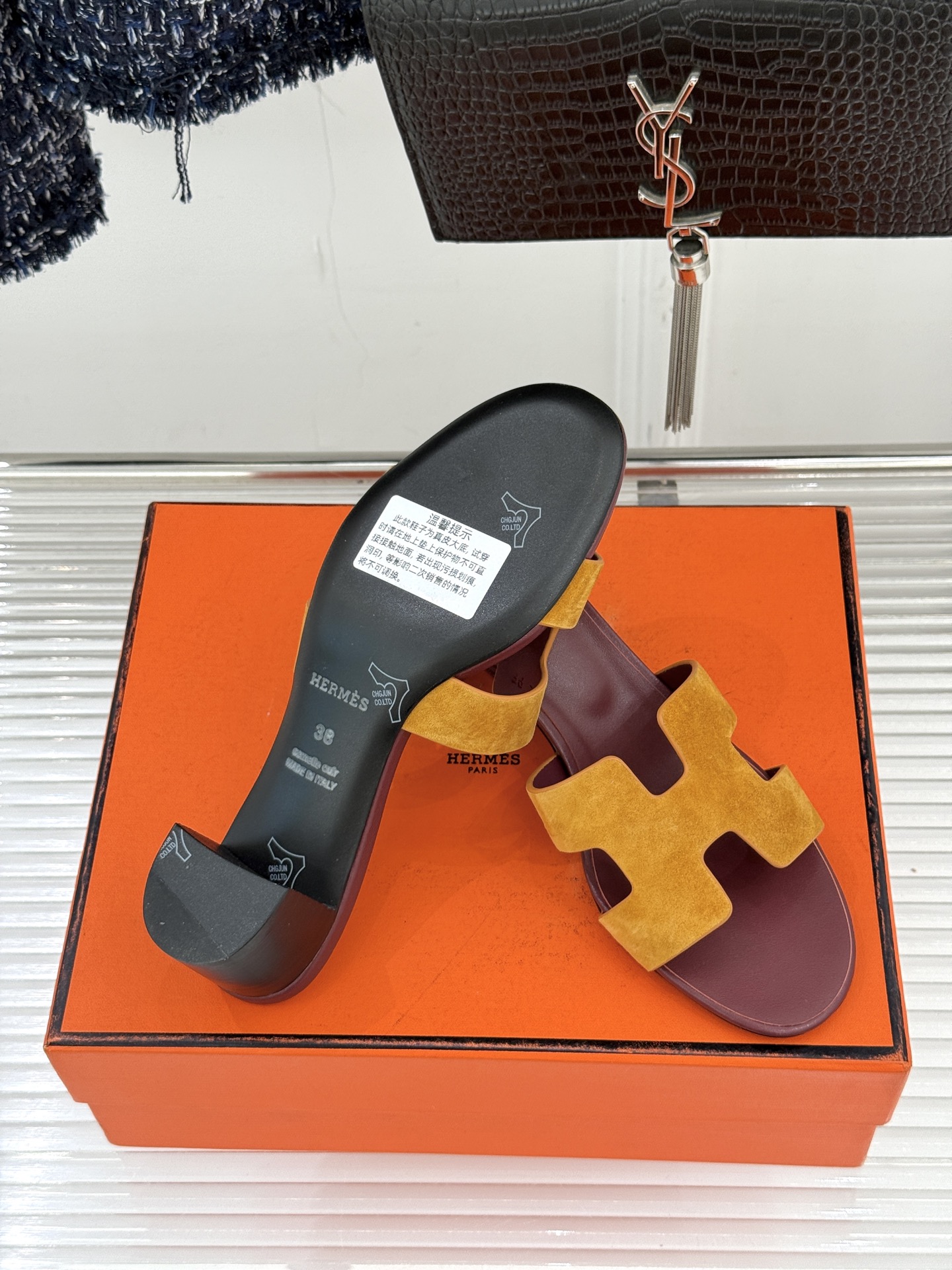 （配原版飞机盒）Hermès/爱马仕万年经典平底粗跟H拖将简约美学与极致工艺完美融合。粗跟设计 赋予你恰