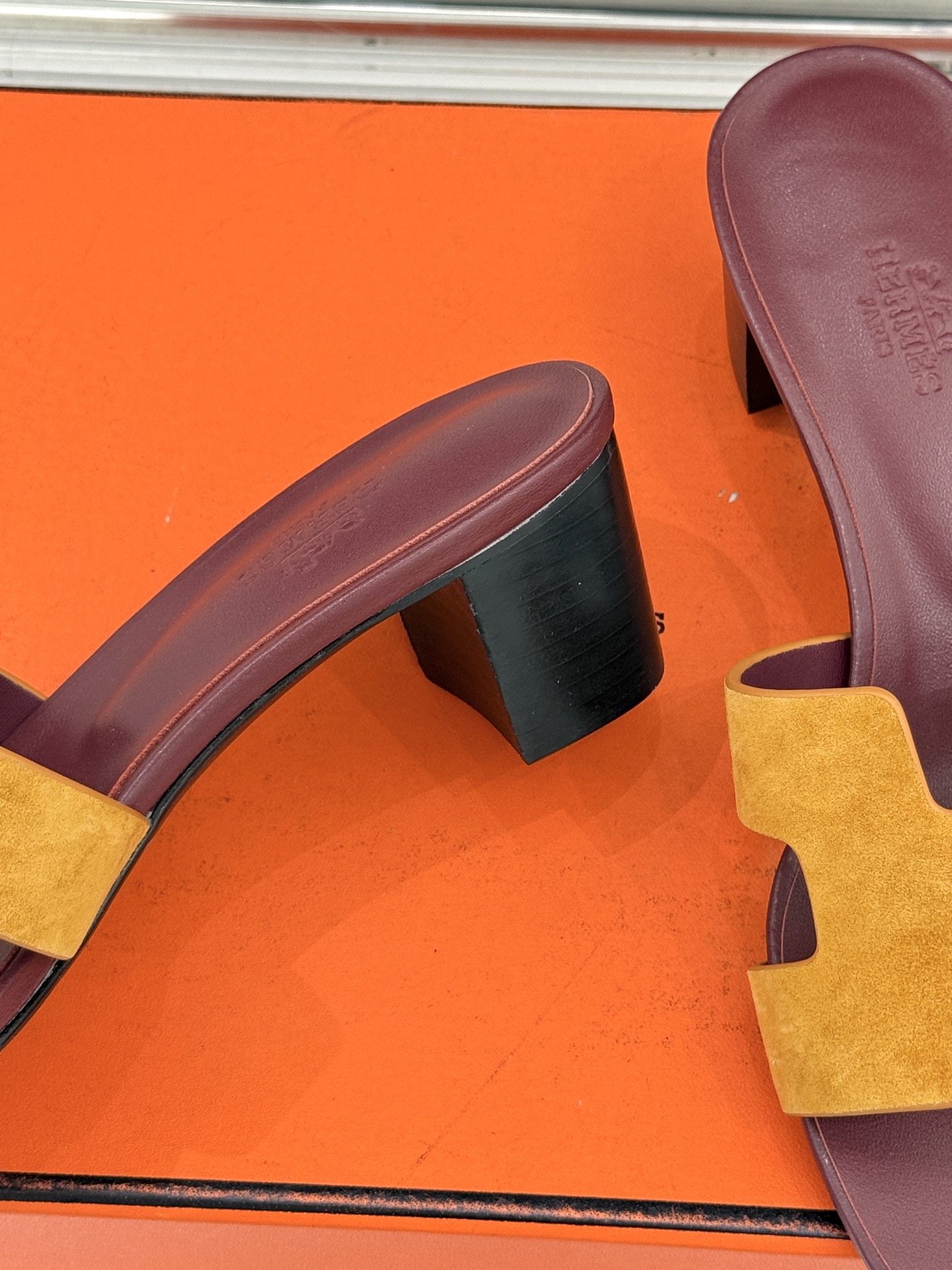 （配原版飞机盒）Hermès/爱马仕万年经典平底粗跟H拖将简约美学与极致工艺完美融合。粗跟设计 赋予你恰