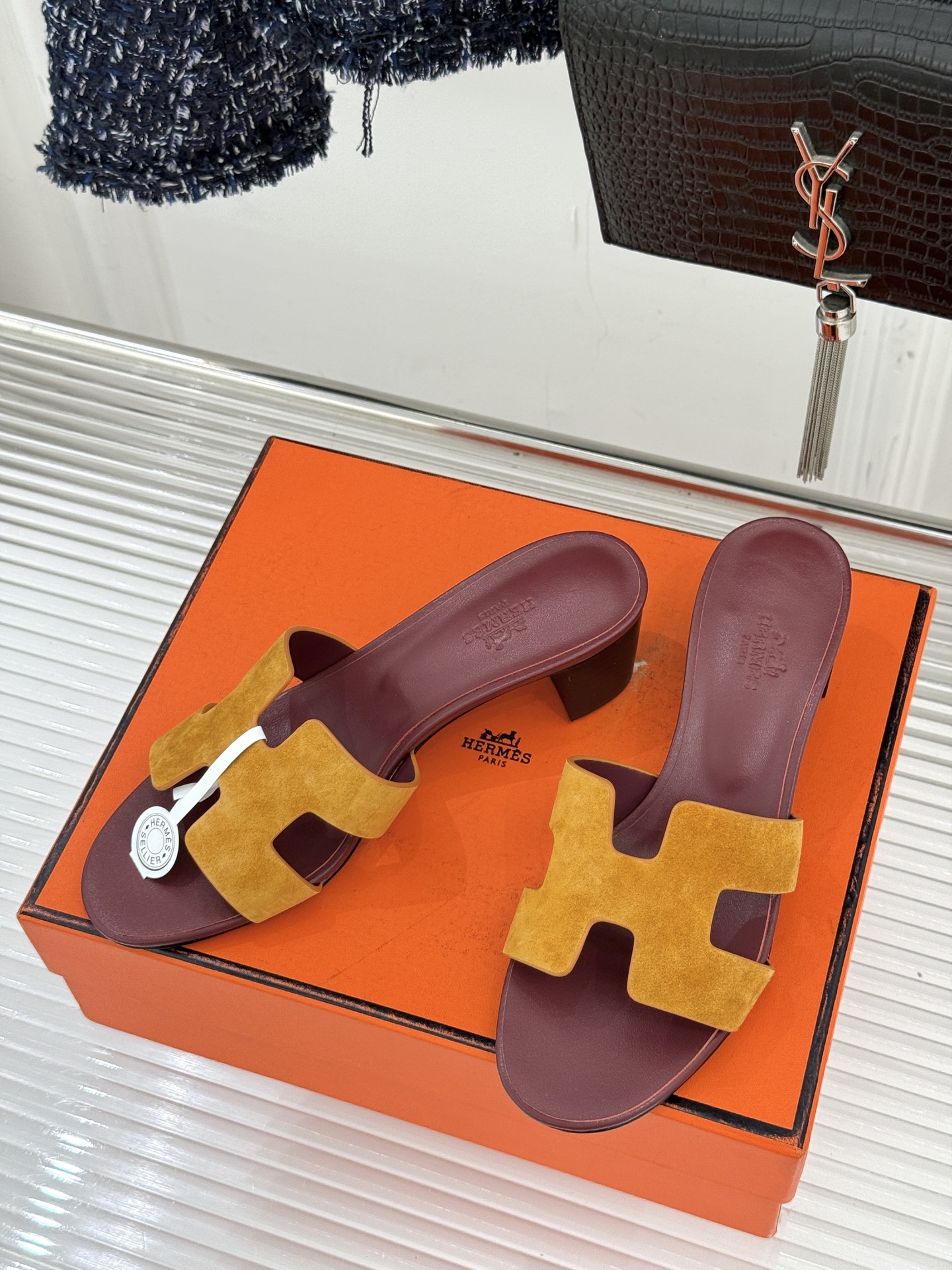 （配原版飞机盒）Hermès/爱马仕万年经典平底粗跟H拖将简约美学与极致工艺完美融合。粗跟设计 赋予你恰