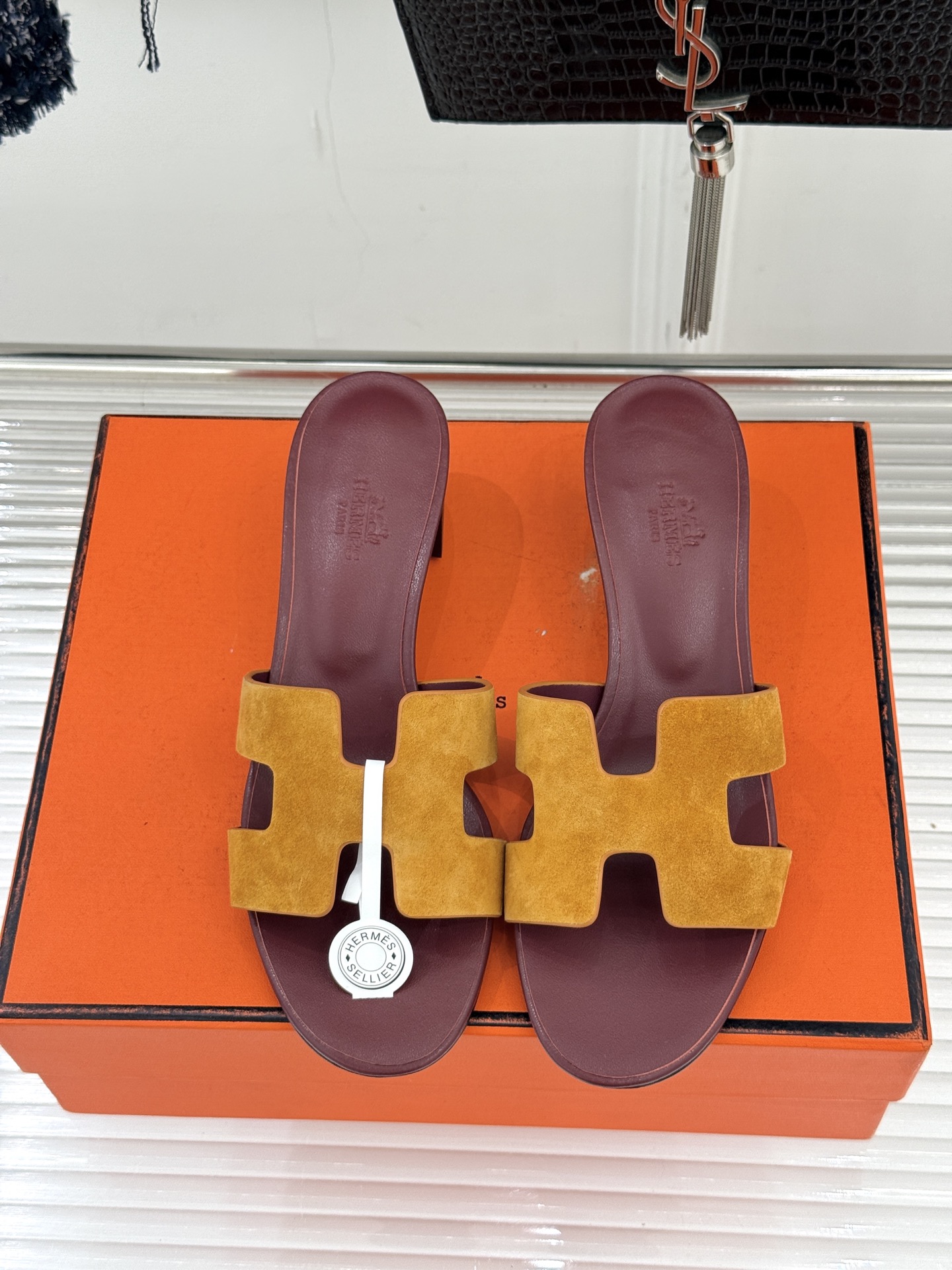 （配原版飞机盒）Hermès/爱马仕万年经典平底粗跟H拖将简约美学与极致工艺完美融合。粗跟设计 赋予你恰