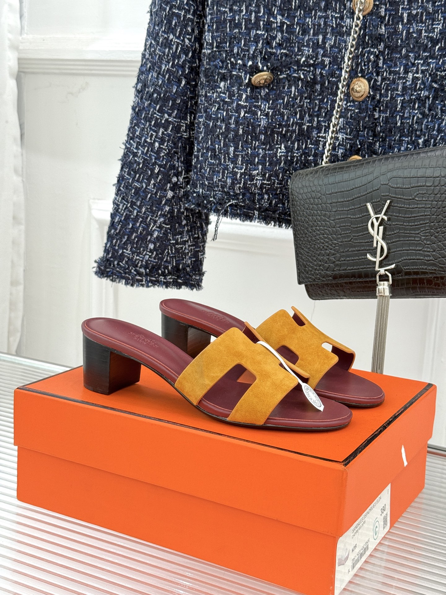 （配原版飞机盒）Hermès/爱马仕万年经典平底粗跟H拖将简约美学与极致工艺完美融合。粗跟设计 赋予你恰