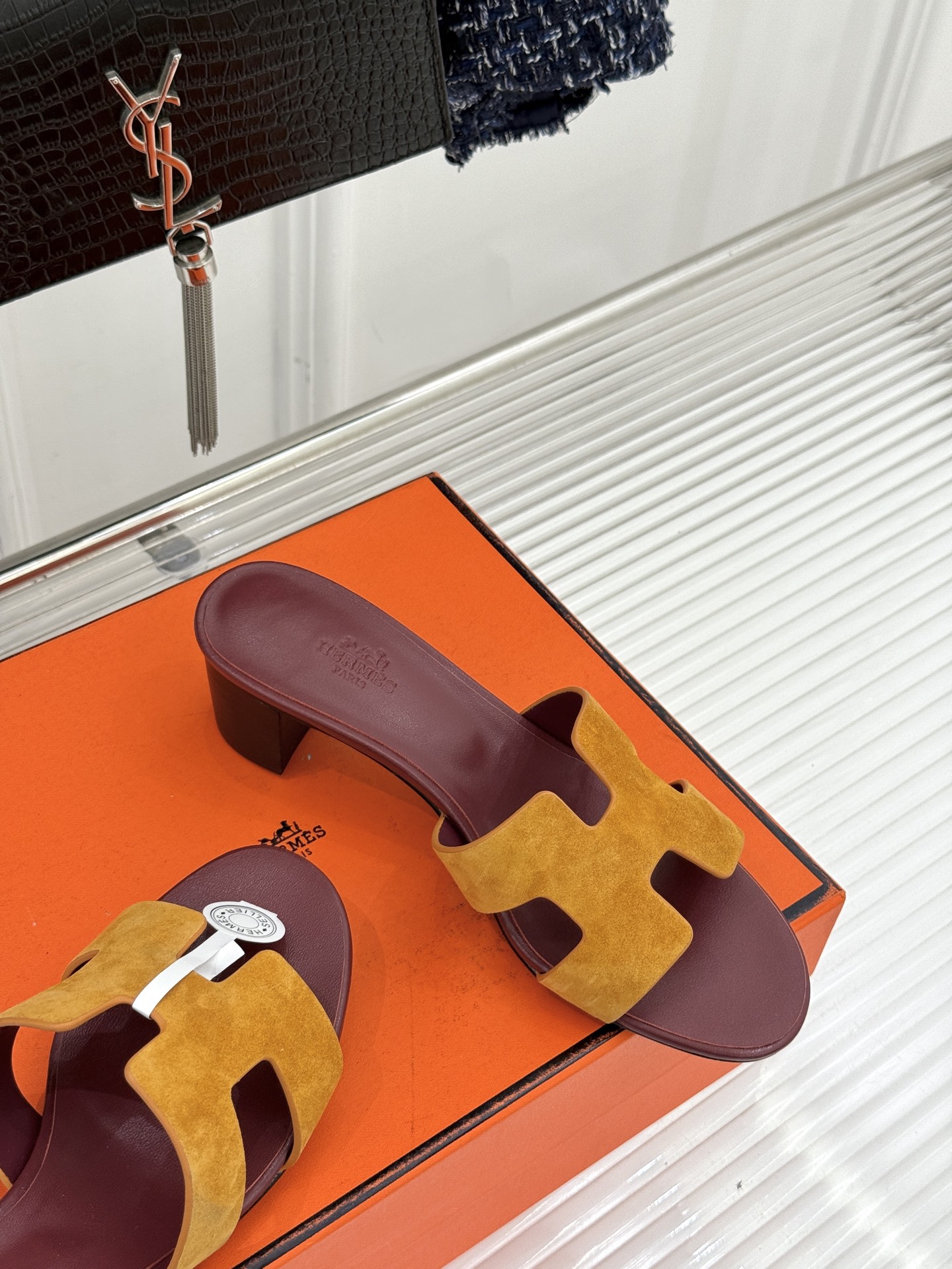 （配原版飞机盒）Hermès/爱马仕万年经典平底粗跟H拖将简约美学与极致工艺完美融合。粗跟设计 赋予你恰