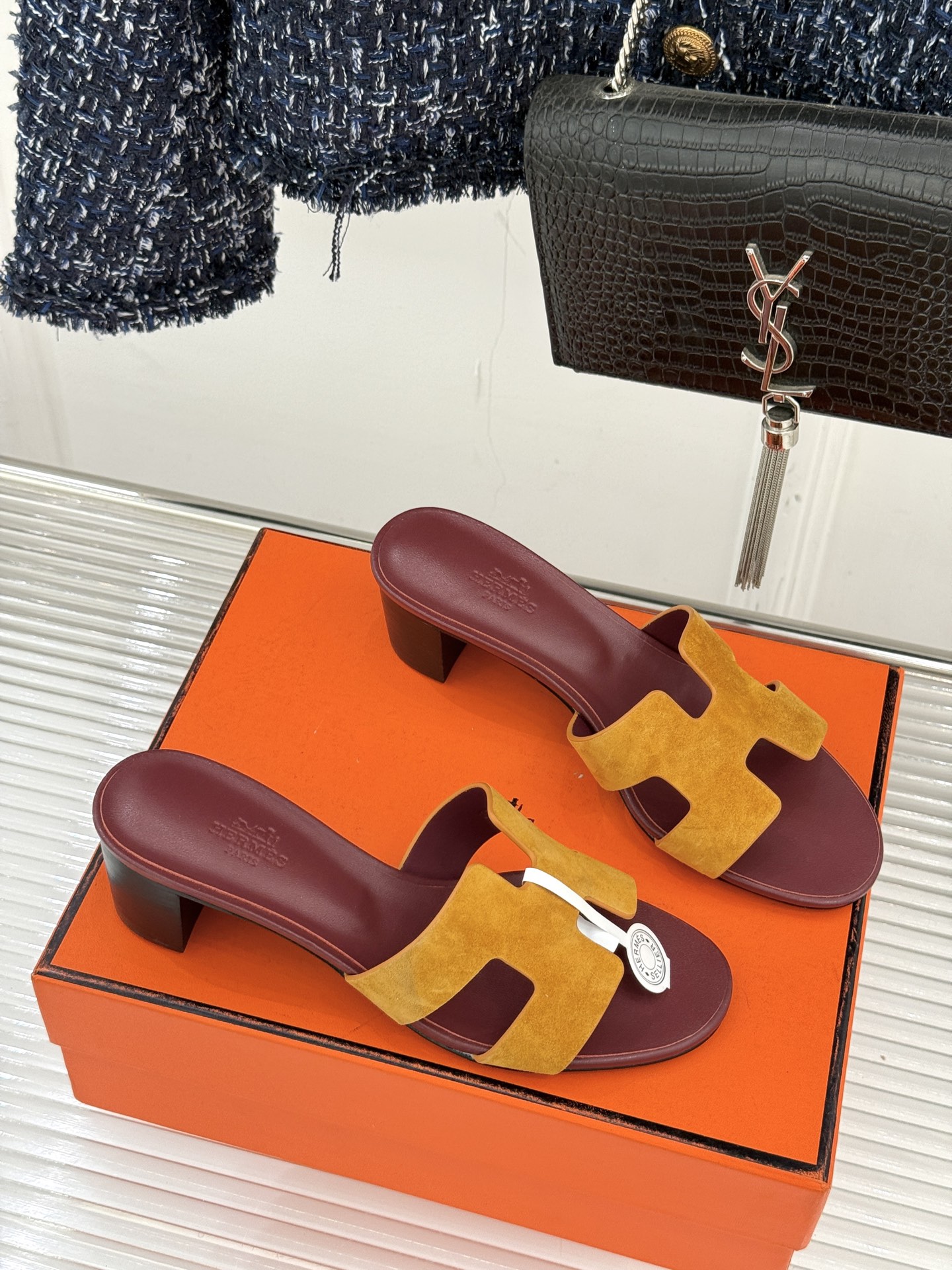 （配原版飞机盒）Hermès/爱马仕万年经典平底粗跟H拖将简约美学与极致工艺完美融合。粗跟设计 赋予你恰