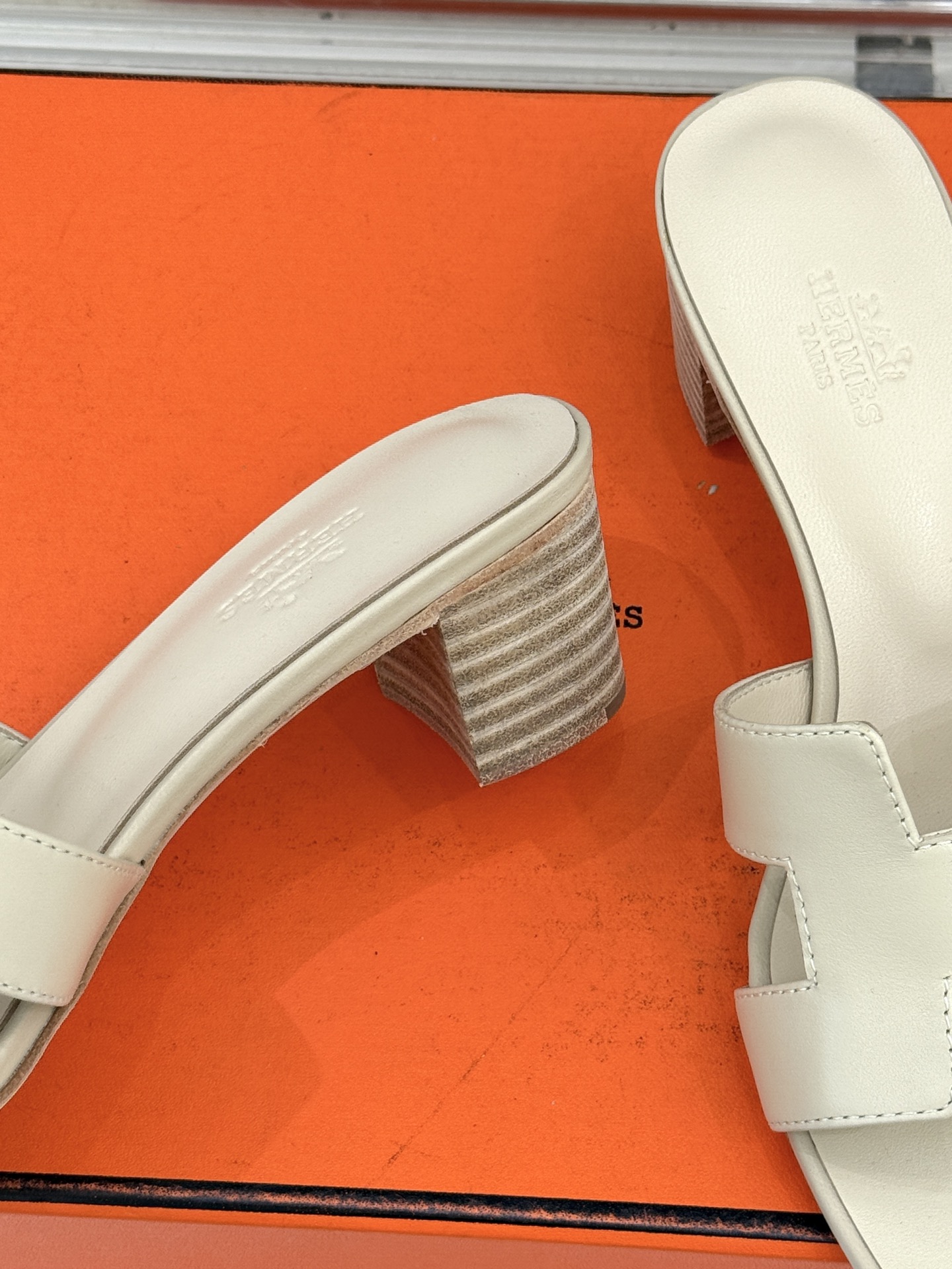 （配原版飞机盒）Hermès/爱马仕万年经典平底粗跟H拖将简约美学与极致工艺完美融合。粗跟设计 赋予你恰