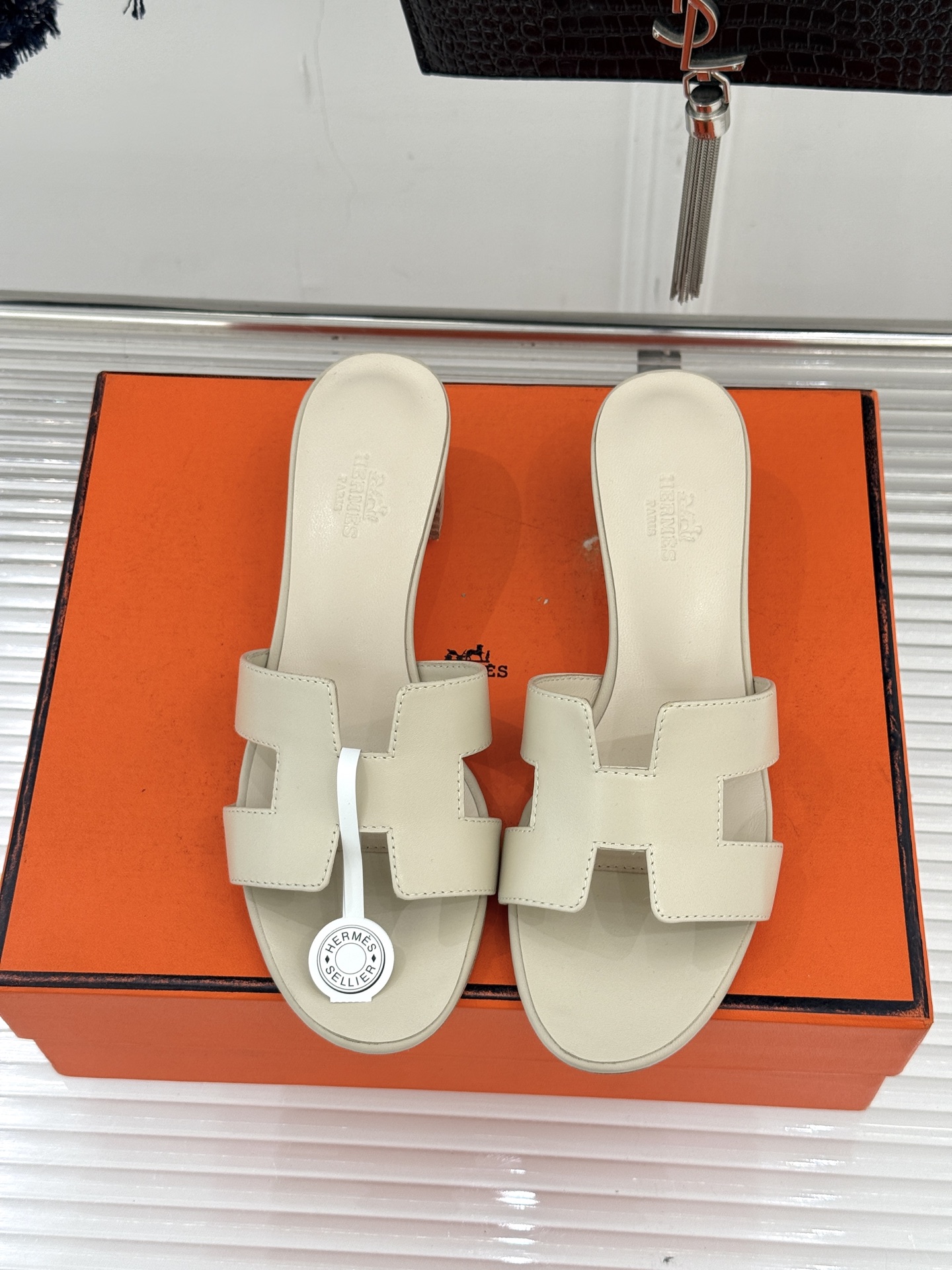 （配原版飞机盒）Hermès/爱马仕万年经典平底粗跟H拖将简约美学与极致工艺完美融合。粗跟设计 赋予你恰