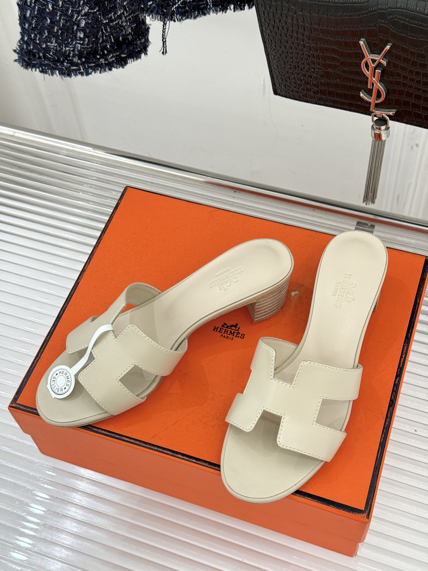 （配原版飞机盒）Hermès/爱马仕万年经典平底粗跟H拖将简约美学与极致工艺完美融合。粗跟设计 赋予你恰