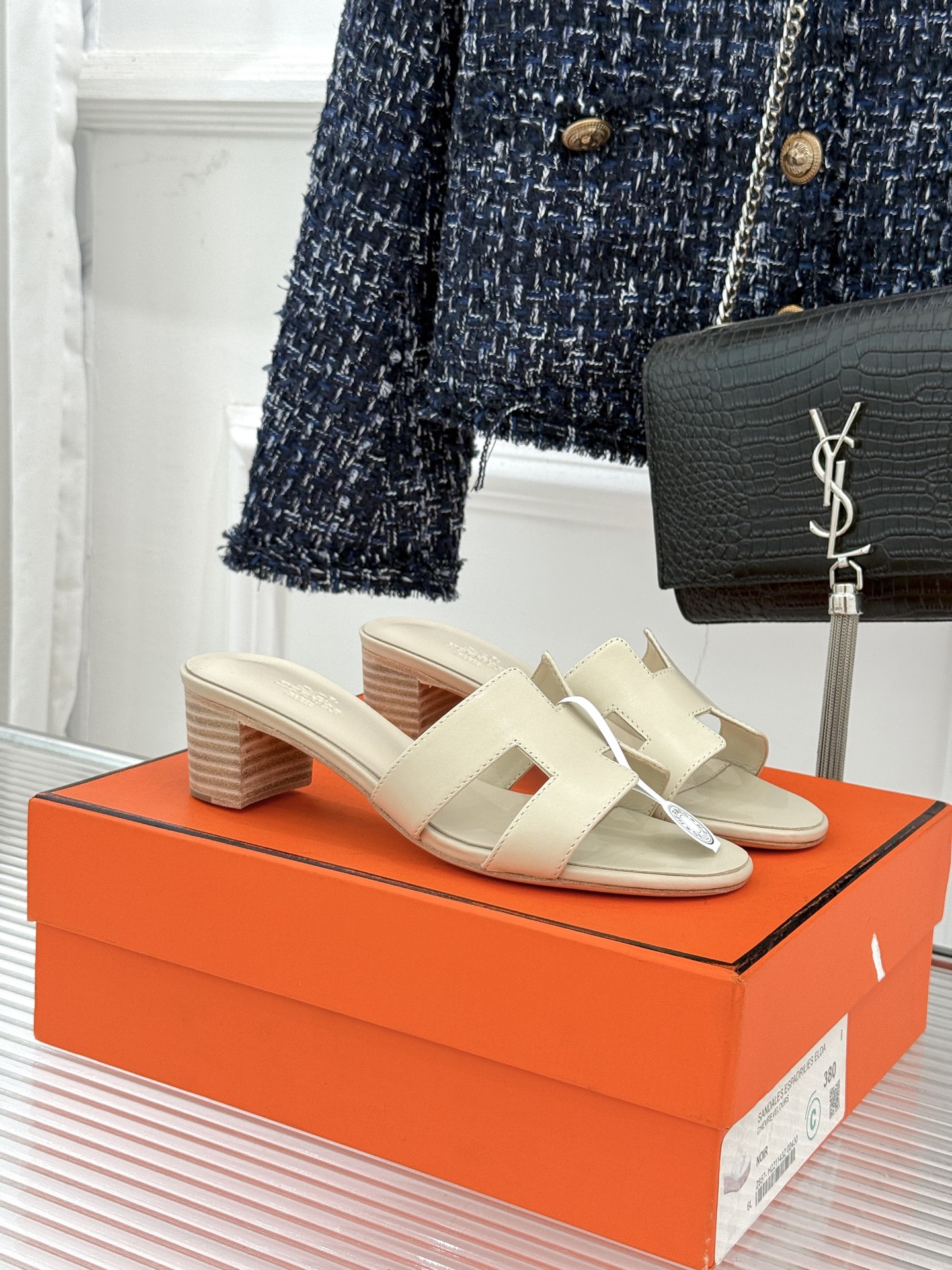 （配原版飞机盒）Hermès/爱马仕万年经典平底粗跟H拖将简约美学与极致工艺完美融合。粗跟设计 赋予你恰