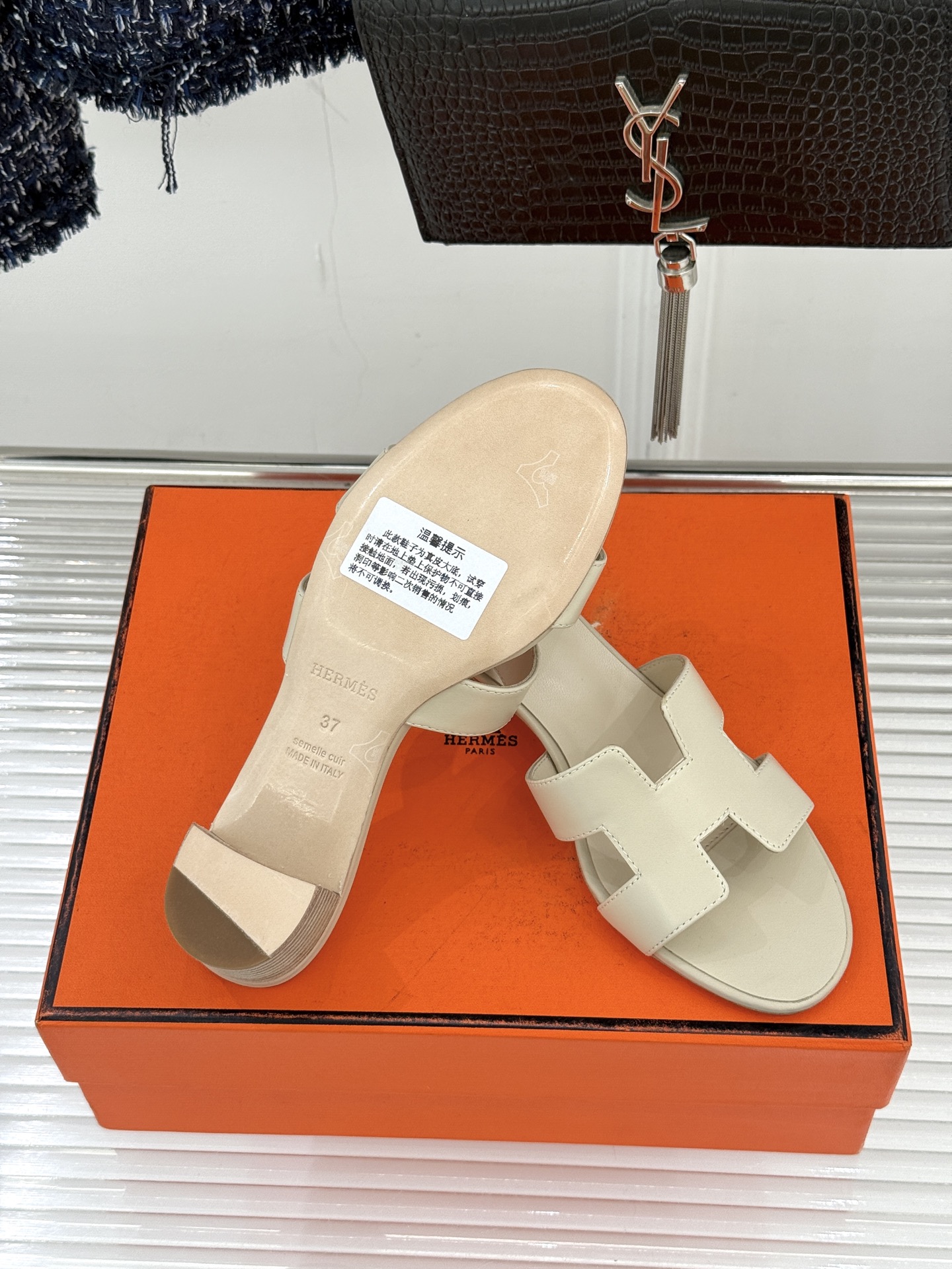 （配原版飞机盒）Hermès/爱马仕万年经典平底粗跟H拖将简约美学与极致工艺完美融合。粗跟设计 赋予你恰